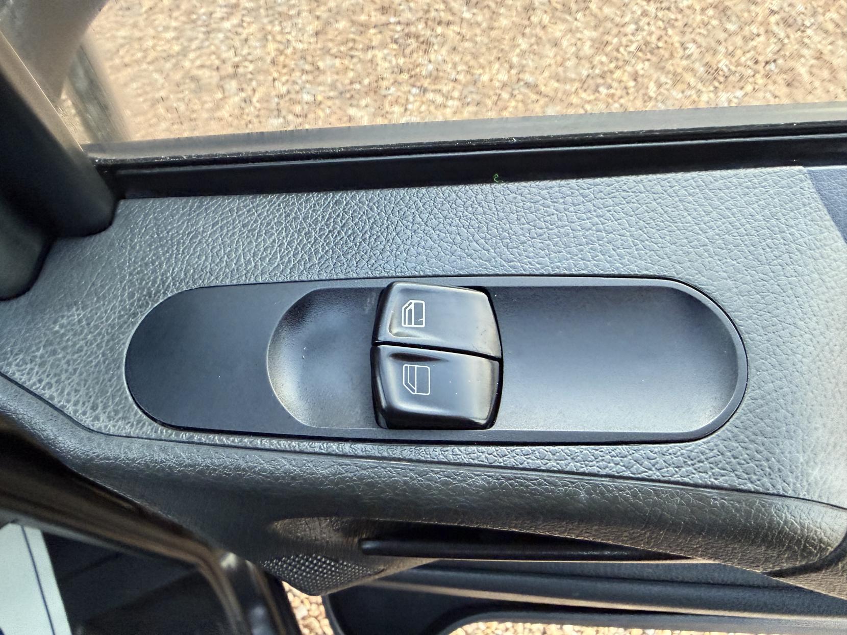 2015 Mercedes-Benz Vito 2.1 113 CDi Panel Van 5dr Diesel Manual L1 (198 g/km, 136 bhp) - Thumbnail 10