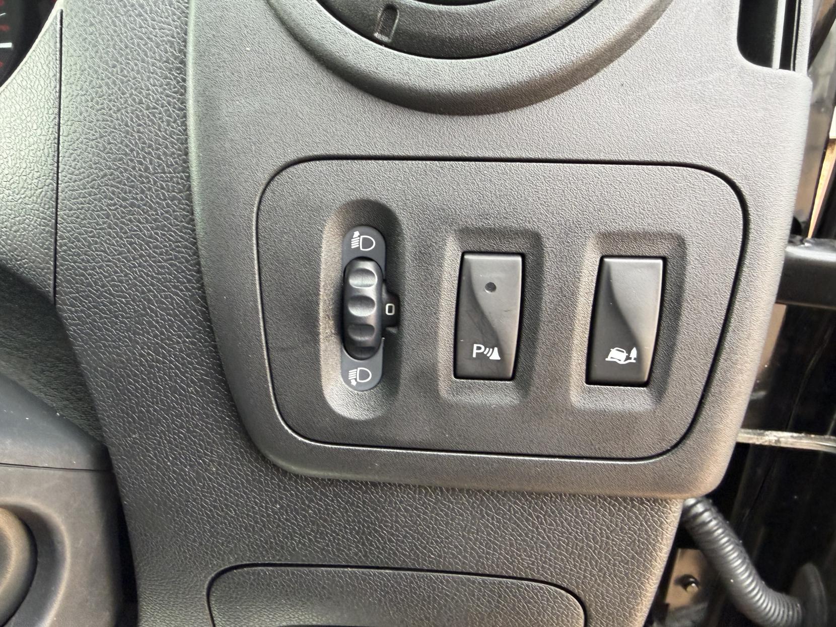 2017 Renault Master 2.3 dCi 35 Business Panel Van 5dr Diesel Manual FWD LWB High Roof Euro 6 (130 ps) - Thumbnail 16