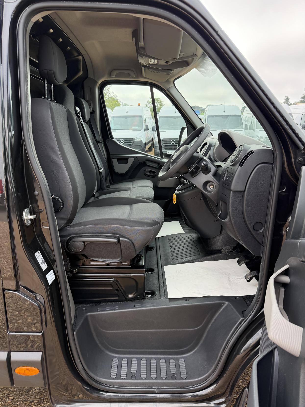2017 Renault Master 2.3 dCi 35 Business Panel Van 5dr Diesel Manual FWD LWB High Roof Euro 6 (130 ps) - Thumbnail 26