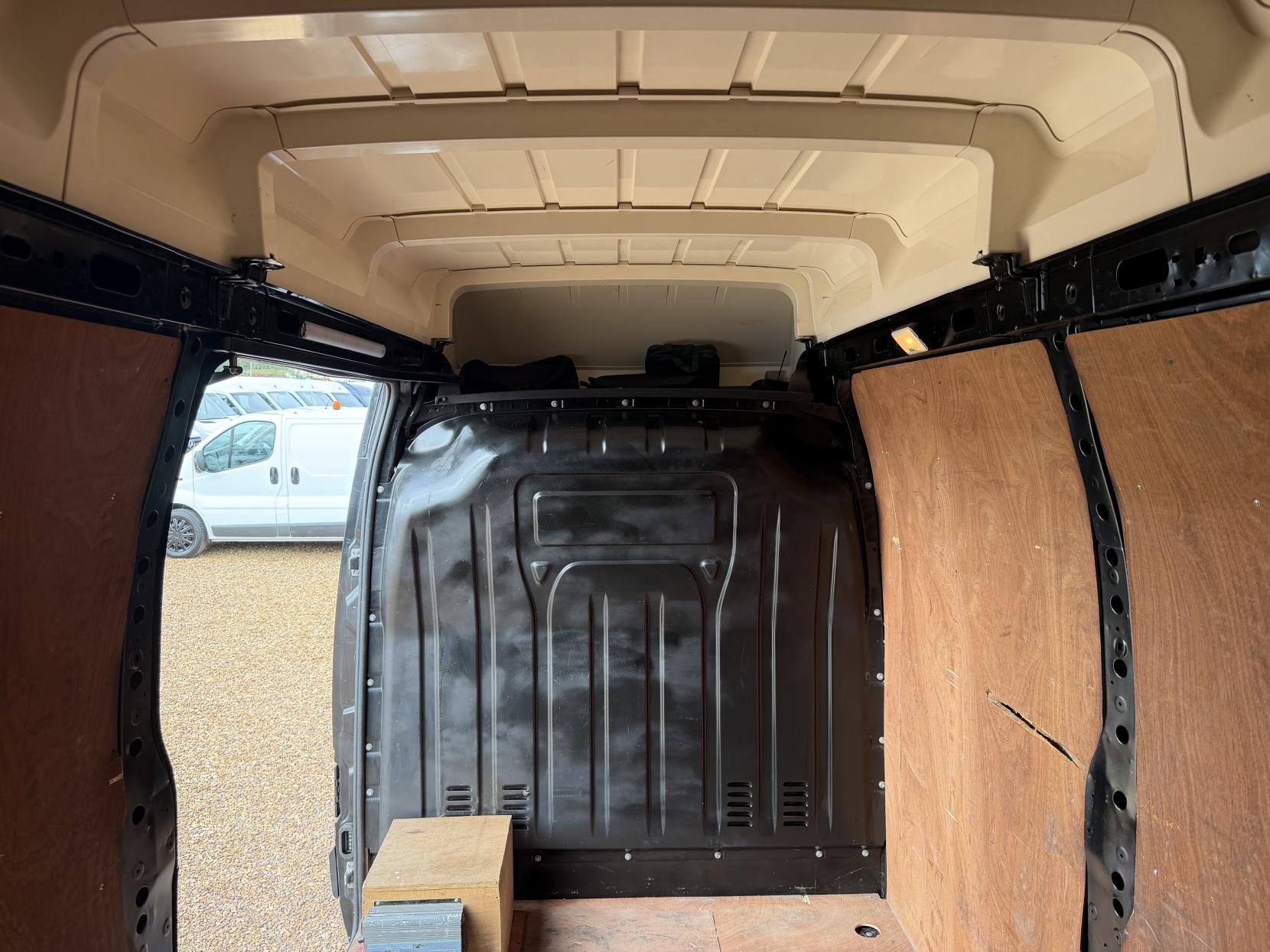 2017 Renault Master 2.3 dCi 35 Business Panel Van 5dr Diesel Manual FWD LWB High Roof Euro 6 (130 ps) - Thumbnail 42