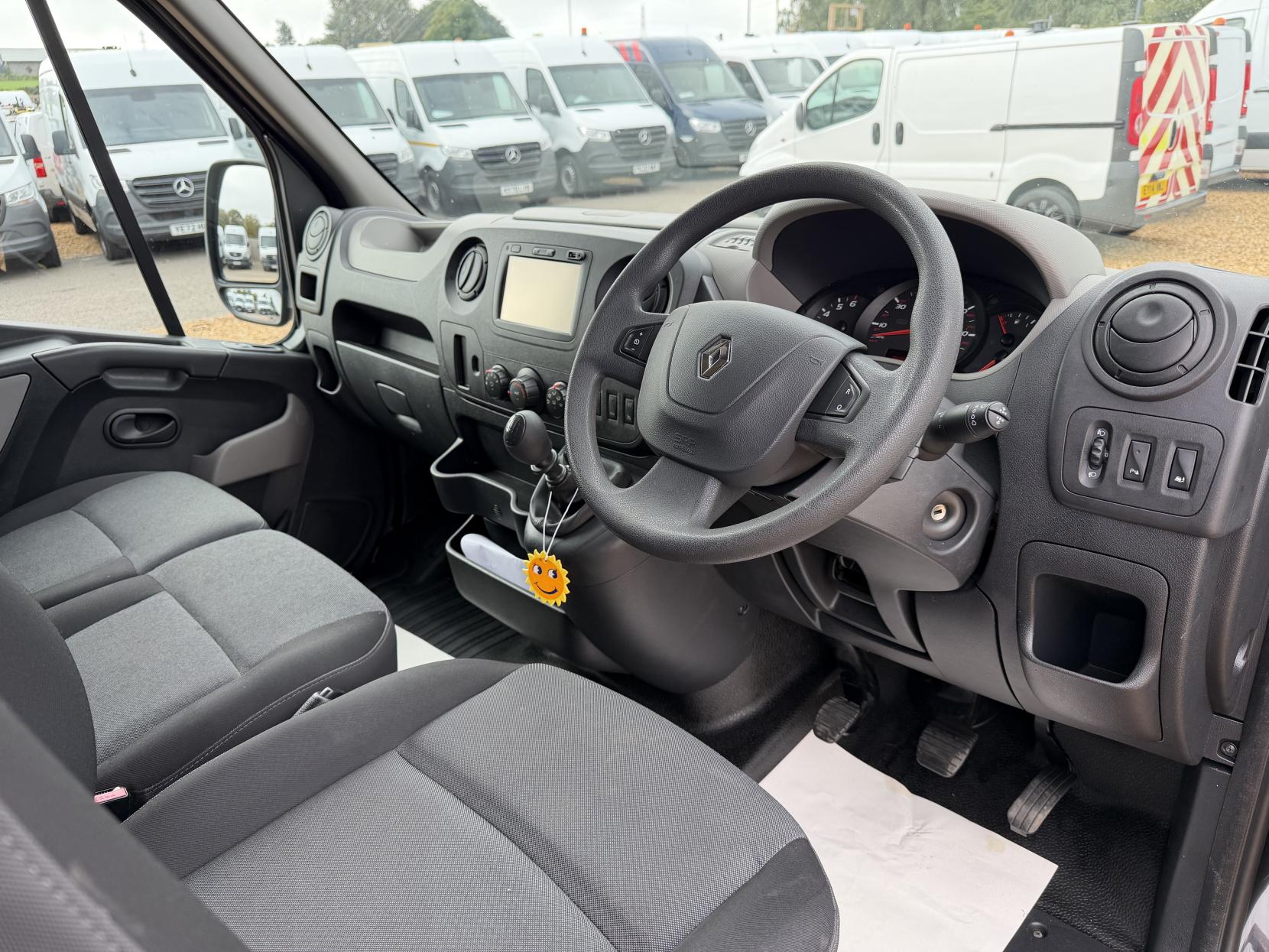 2017 Renault Master 2.3 dCi 35 Business Panel Van 5dr Diesel Manual FWD LWB High Roof Euro 6 (130 ps) - Thumbnail 11