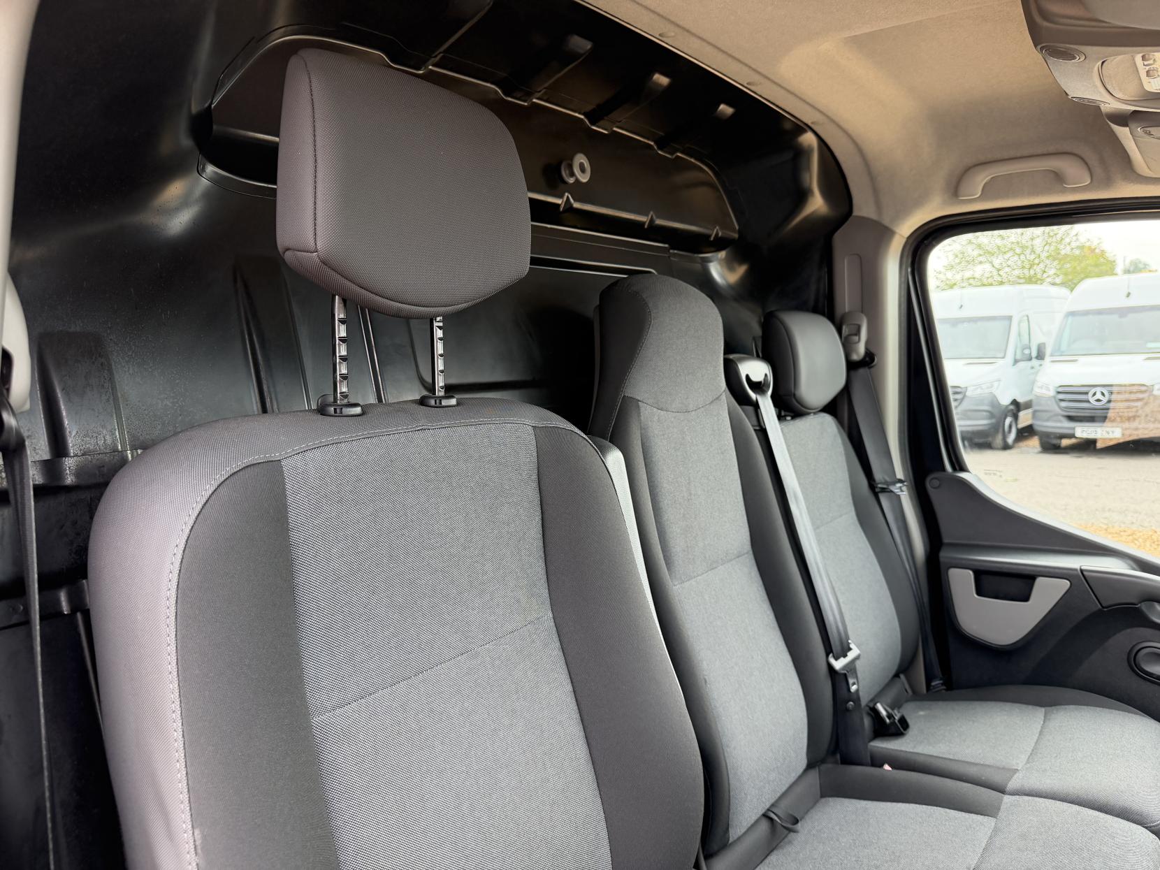 2017 Renault Master 2.3 dCi 35 Business Panel Van 5dr Diesel Manual FWD LWB High Roof Euro 6 (130 ps) - Thumbnail 32