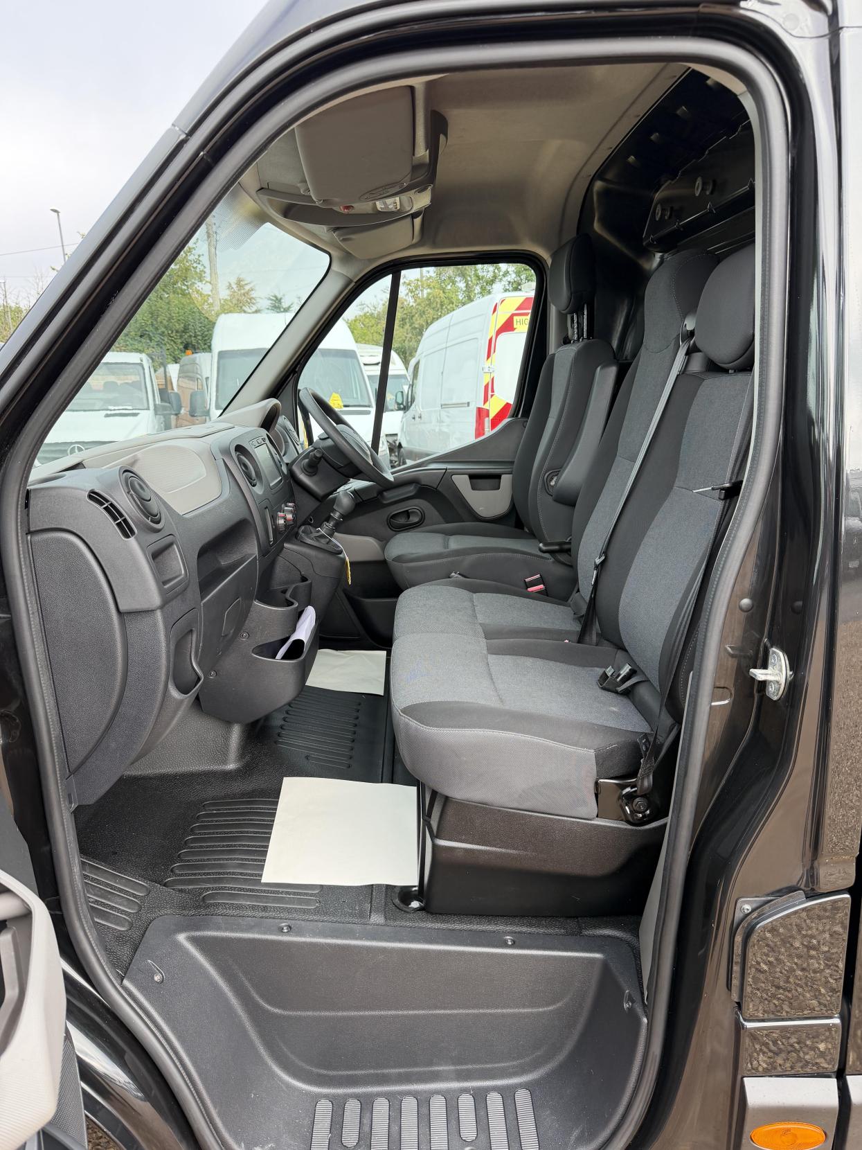 2017 Renault Master 2.3 dCi 35 Business Panel Van 5dr Diesel Manual FWD LWB High Roof Euro 6 (130 ps) - Thumbnail 29