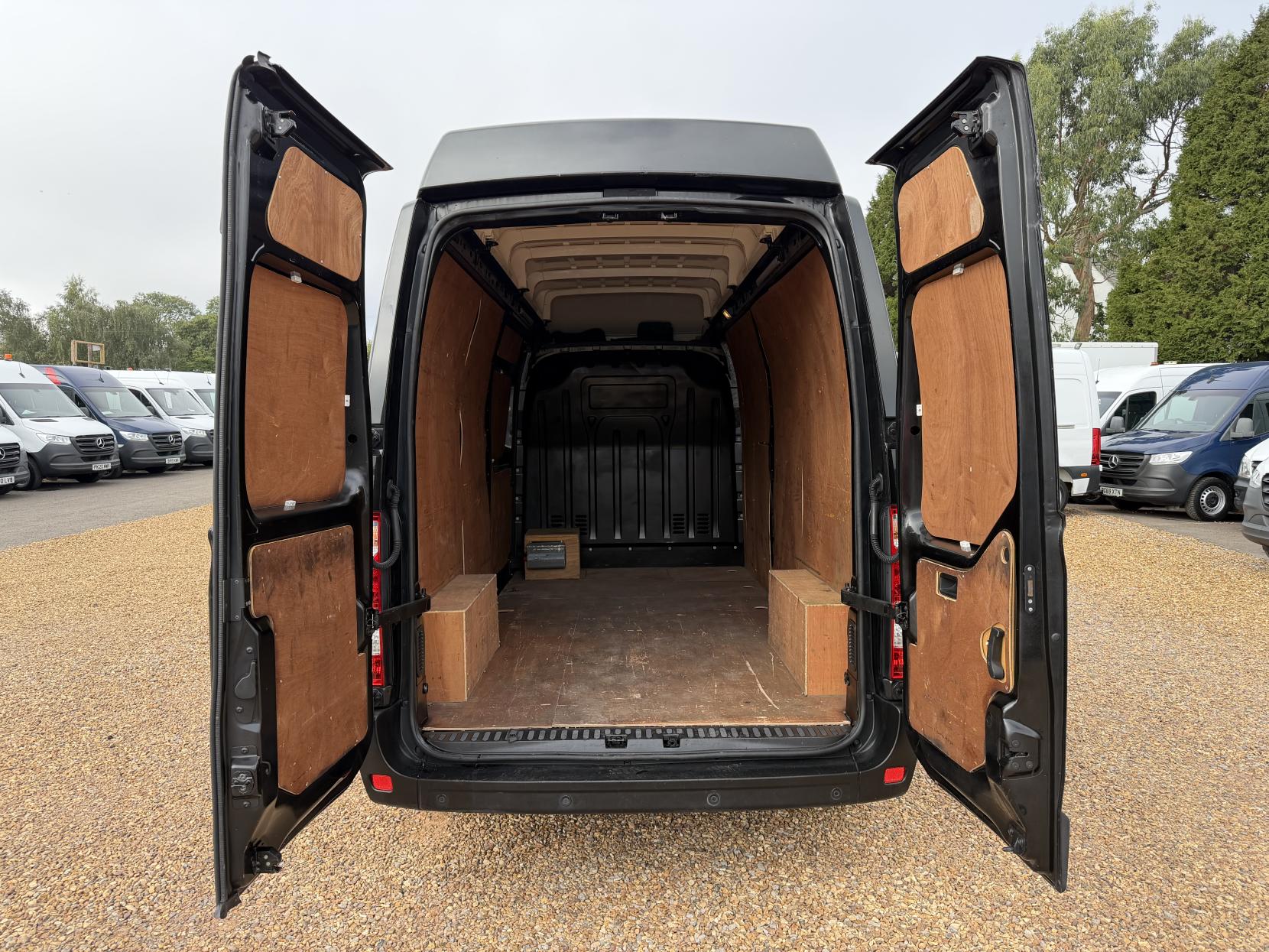 2017 Renault Master 2.3 dCi 35 Business Panel Van 5dr Diesel Manual FWD LWB High Roof Euro 6 (130 ps) - Thumbnail 4