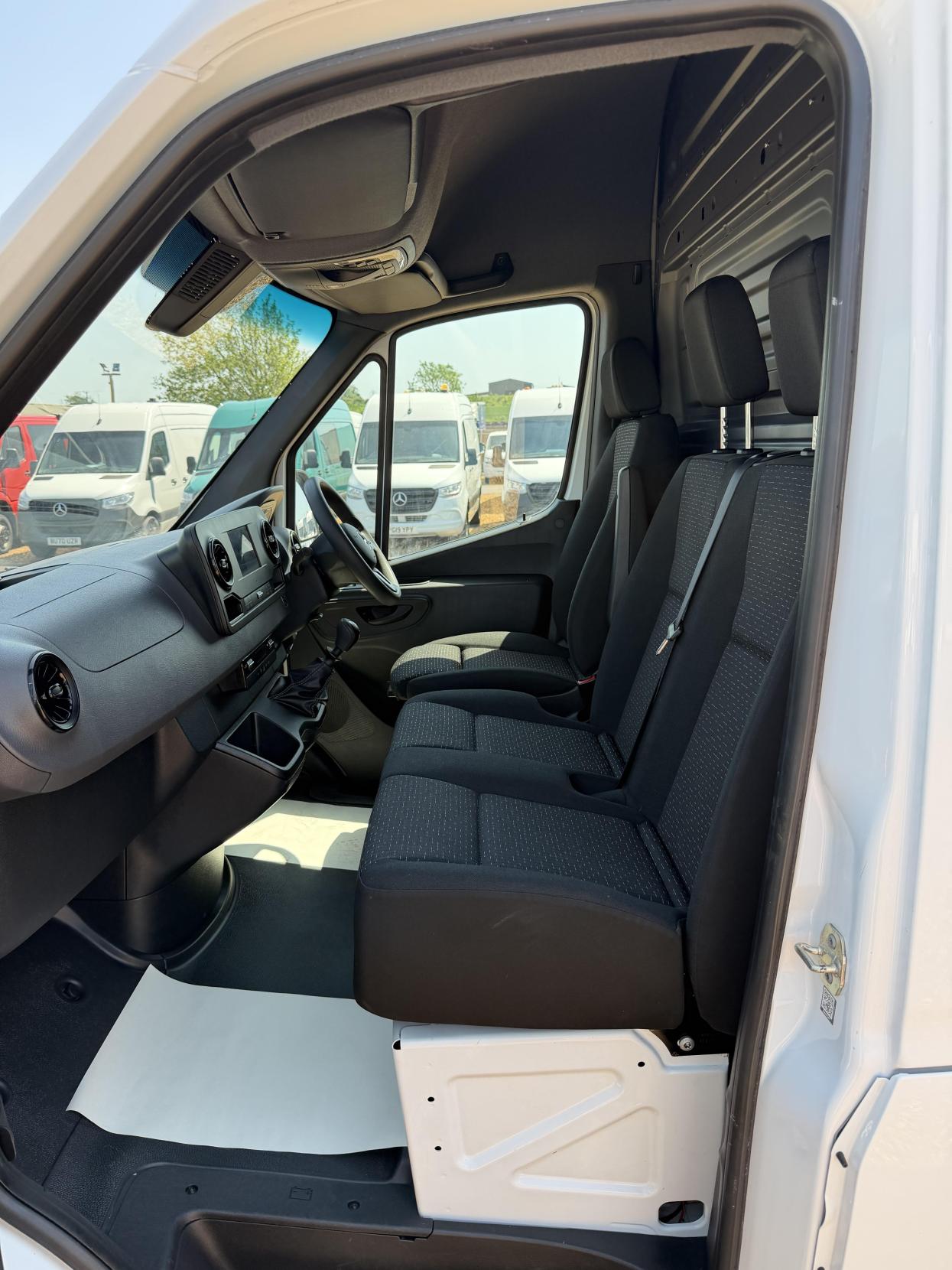 2021 Mercedes-Benz Sprinter 2.1 314 CDI Premium Panel Van 5dr Diesel Manual FWD L2 H2 Euro 6 (s/s) (143 ps) - Thumbnail 18