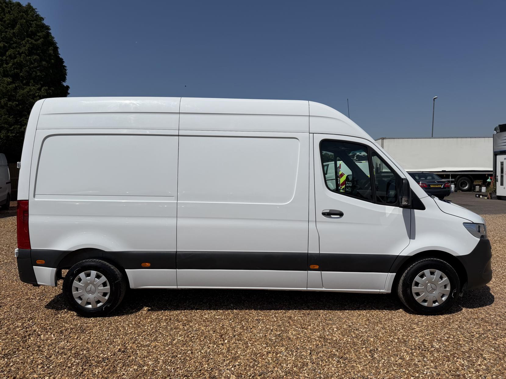 2021 Mercedes-Benz Sprinter 2.1 314 CDI Premium Panel Van 5dr Diesel Manual FWD L2 H2 Euro 6 (s/s) (143 ps) - Thumbnail 12