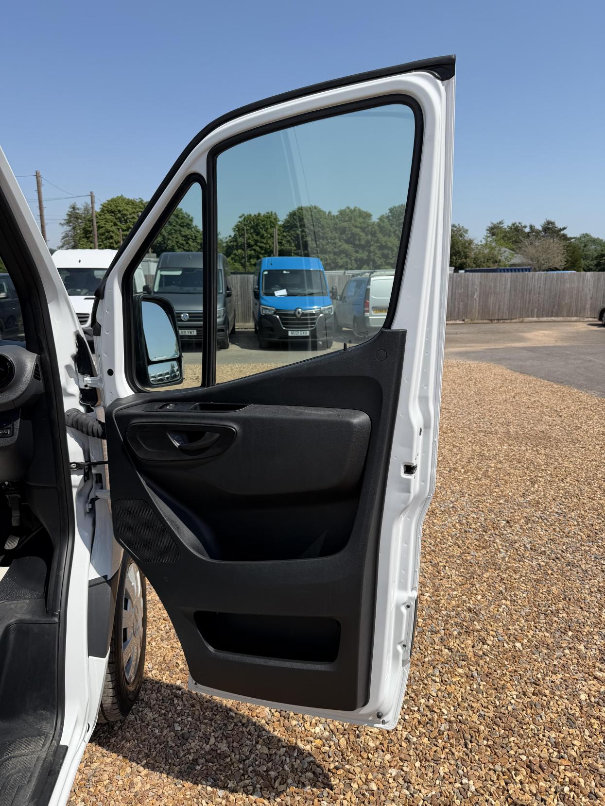 2021 Mercedes-Benz Sprinter 2.1 314 CDI Premium Panel Van 5dr Diesel Manual FWD L2 H2 Euro 6 (s/s) (143 ps) - Thumbnail 16