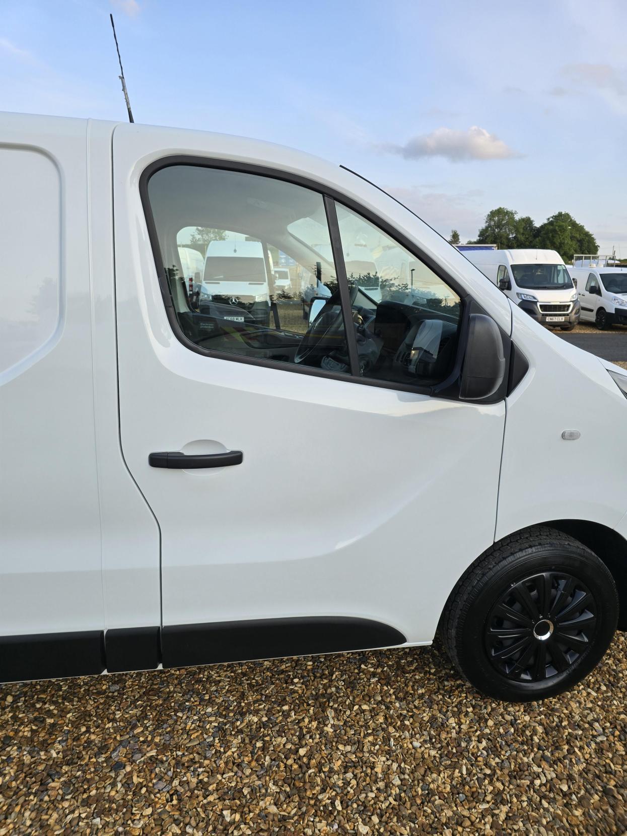 Renault Trafic 1.6 dCi 29 Business Panel Van 5dr Diesel Manual LWB Standard Roof Euro 6 (120 ps)
