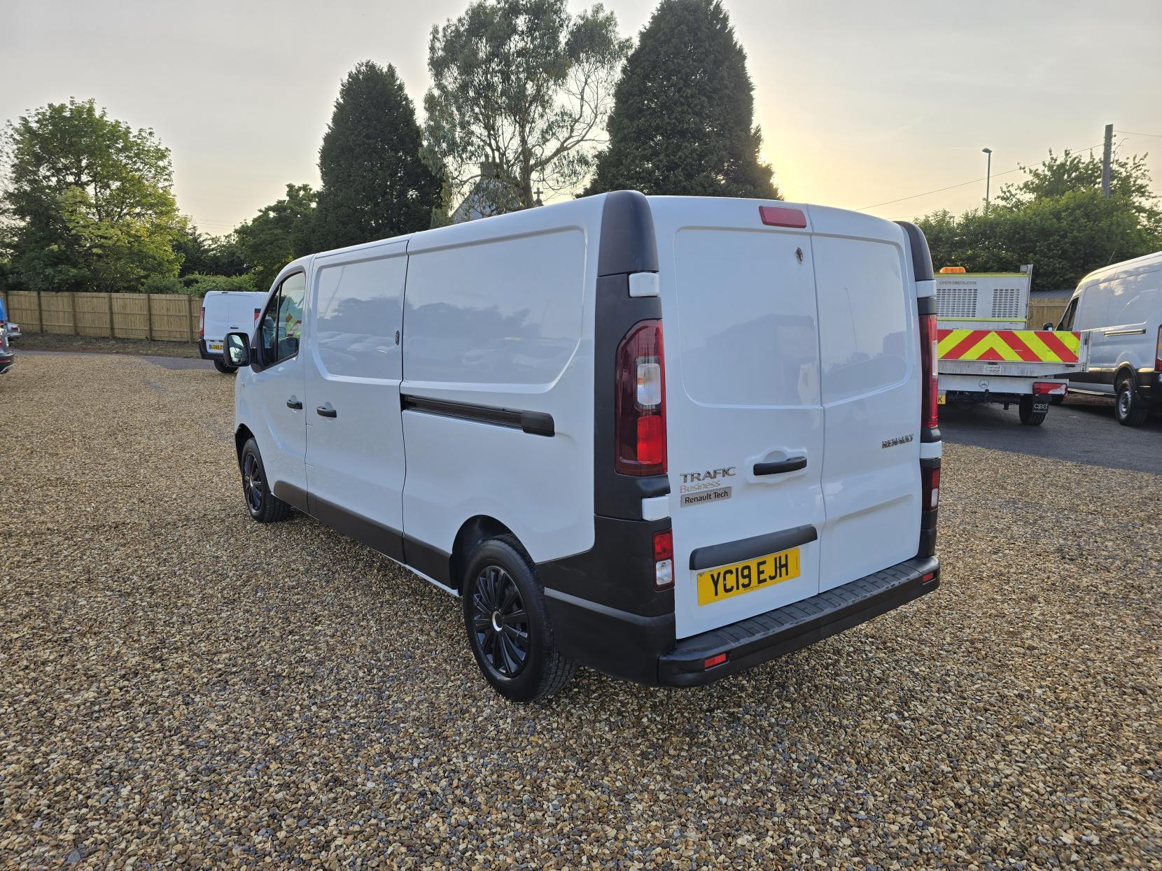 Renault Trafic 1.6 dCi 29 Business Panel Van 5dr Diesel Manual LWB Standard Roof Euro 6 (120 ps)