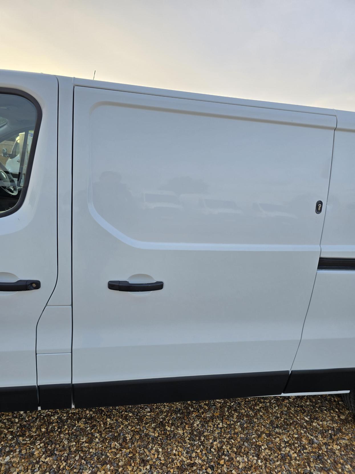 Renault Trafic 1.6 dCi 29 Business Panel Van 5dr Diesel Manual LWB Standard Roof Euro 6 (120 ps)