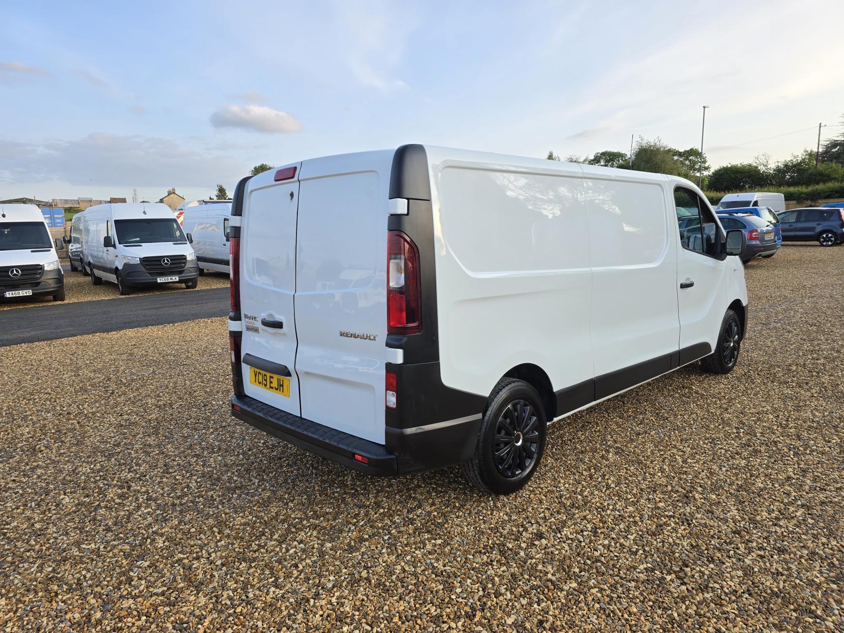 Renault Trafic 1.6 dCi 29 Business Panel Van 5dr Diesel Manual LWB Standard Roof Euro 6 (120 ps)