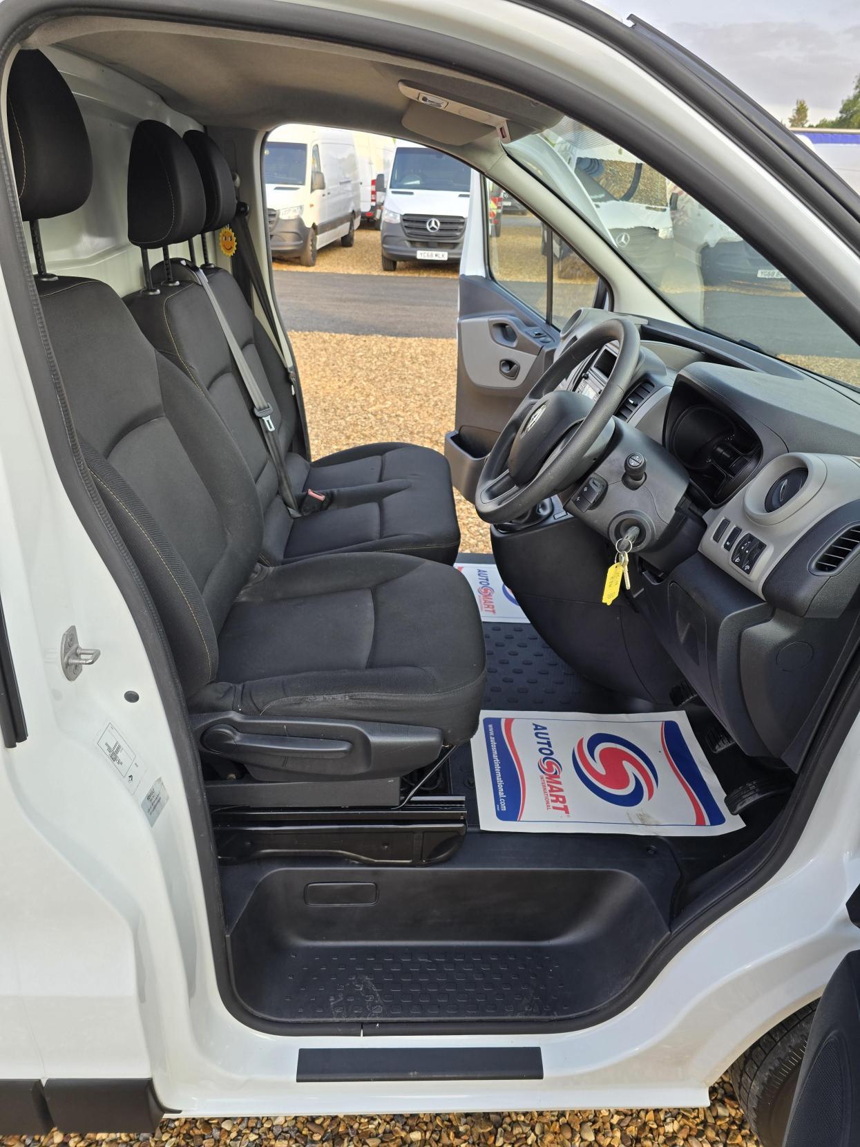Renault Trafic 1.6 dCi 29 Business Panel Van 5dr Diesel Manual LWB Standard Roof Euro 6 (120 ps)