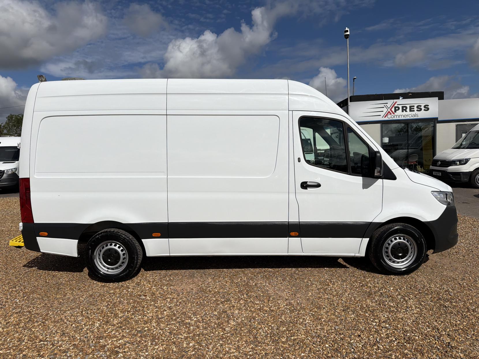 2022 Mercedes-Benz Sprinter 2.0 317 CDI Progressive Panel Van 5dr Diesel Manual RWD L2 H2 Euro 6 (s/s) (170 ps) - Thumbnail 11