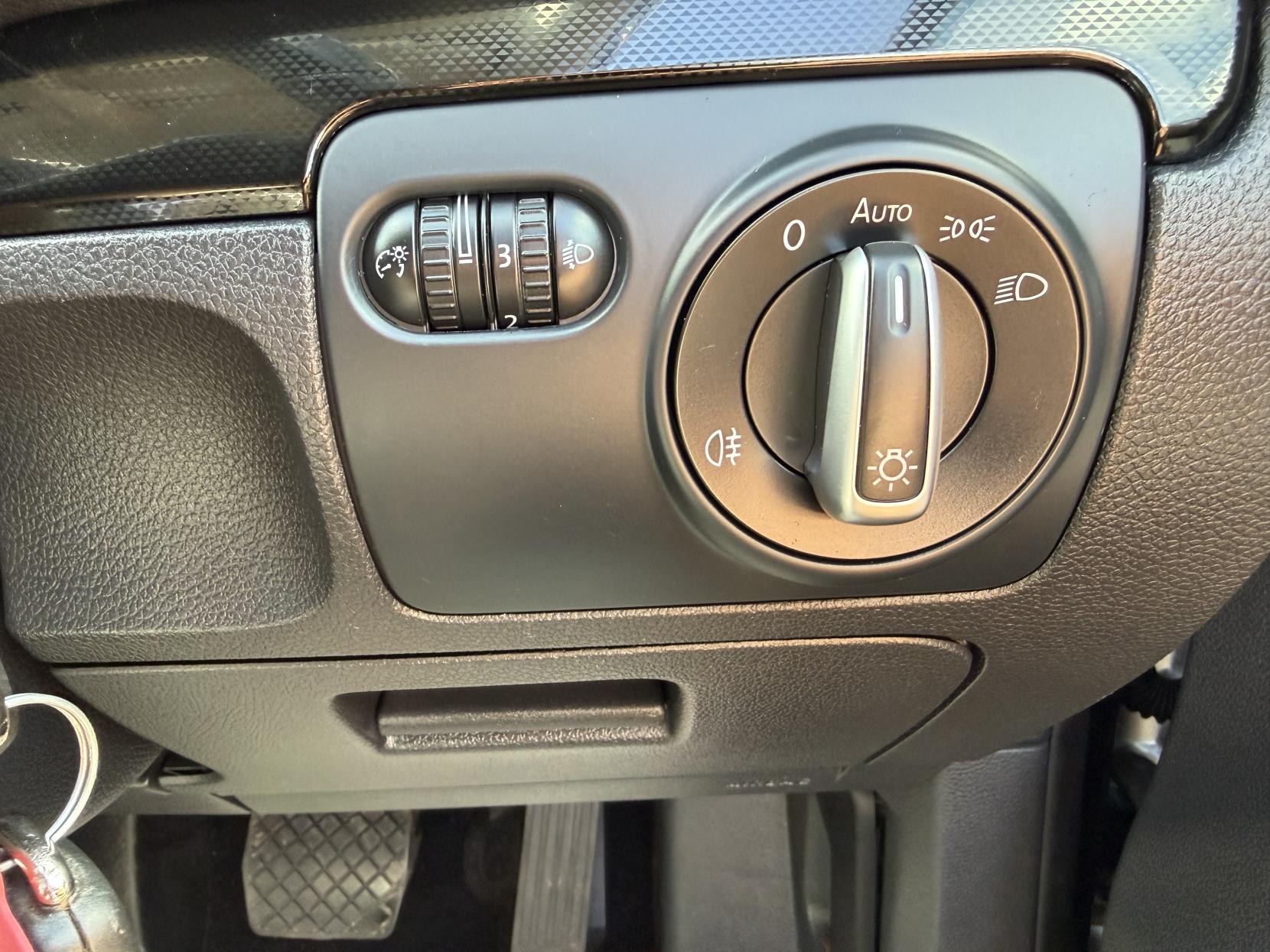 2011 Volkswagen Golf 1.6 TDI Match Hatchback 5dr Diesel DSG Euro 5 (105 ps) - Thumbnail 25