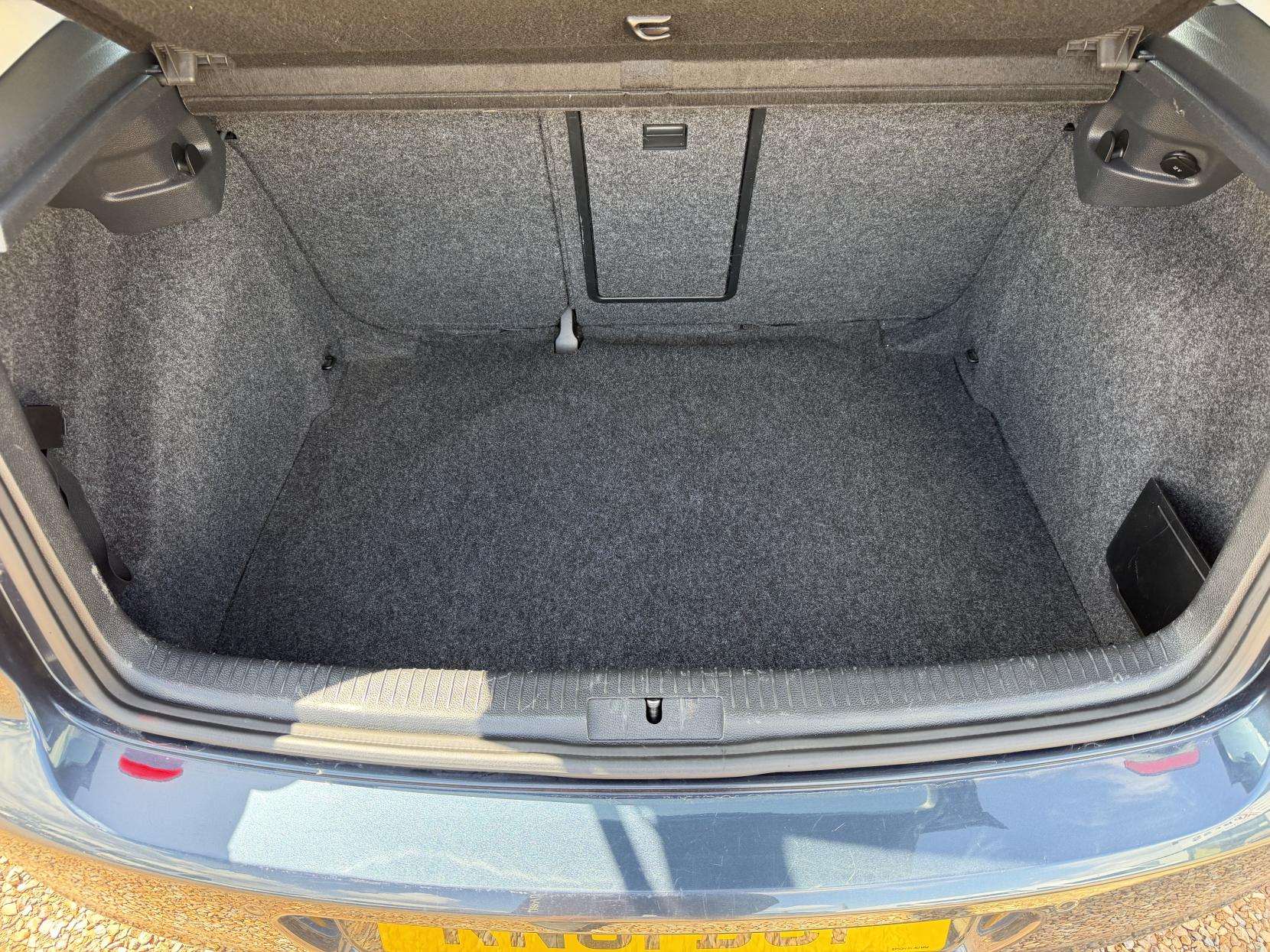 2011 Volkswagen Golf 1.6 TDI Match Hatchback 5dr Diesel DSG Euro 5 (105 ps) - Thumbnail 11