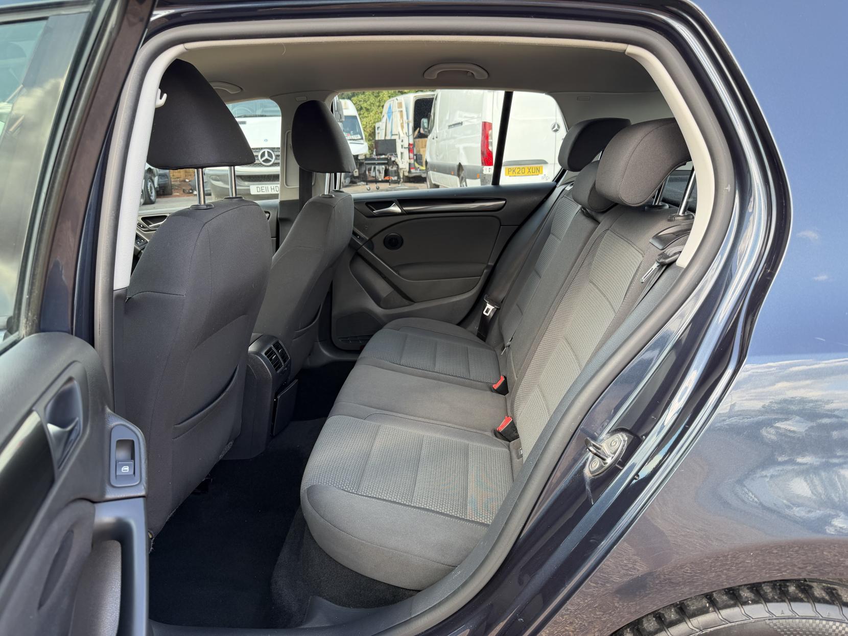 2011 Volkswagen Golf 1.6 TDI Match Hatchback 5dr Diesel DSG Euro 5 (105 ps) - Thumbnail 21