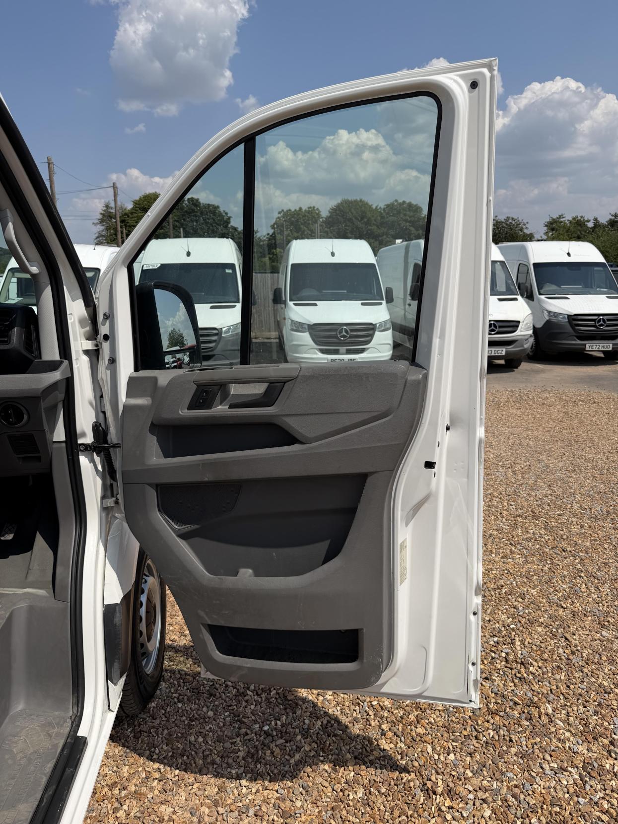2021 Volkswagen Crafter 2.0 TDI CR35 Trendline Maxi Panel Van 5dr Diesel Automatic FWD XLWB High Roof Euro 6 (s/s) (140 ps) - Thumbnail 16