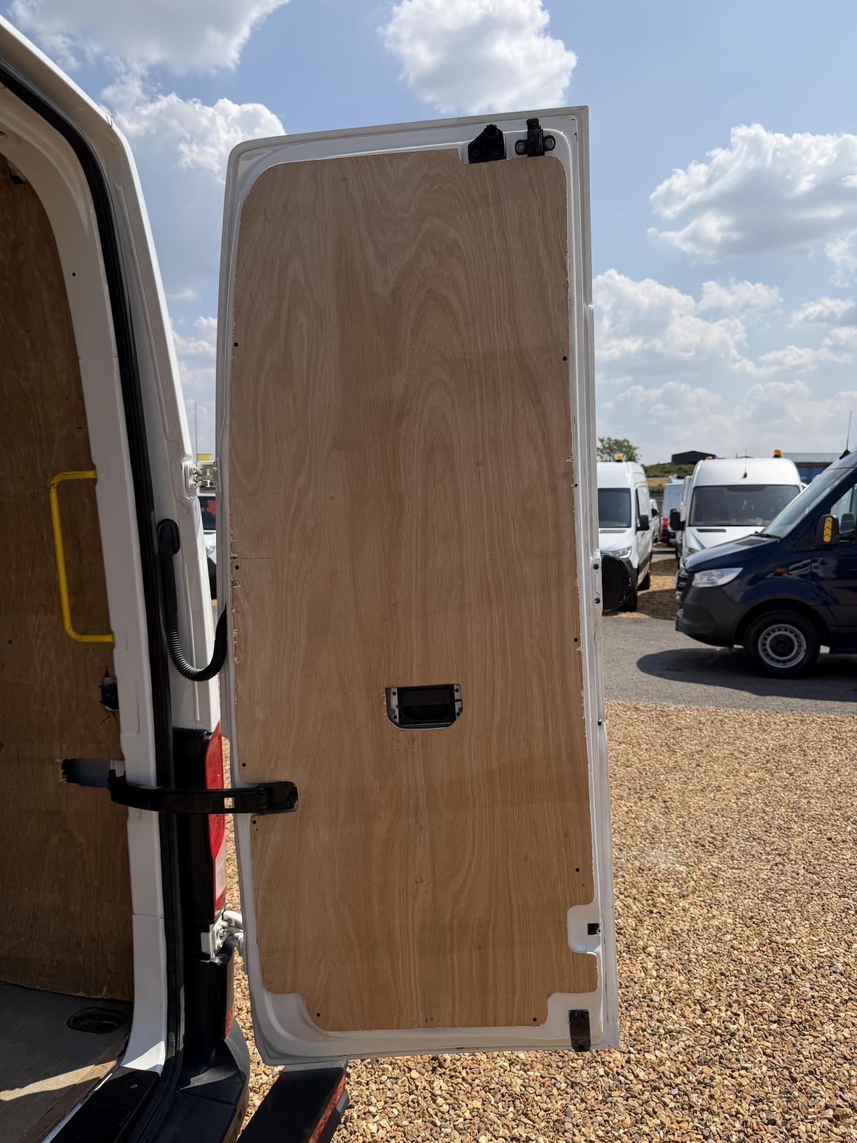 2021 Volkswagen Crafter 2.0 TDI CR35 Trendline Maxi Panel Van 5dr Diesel Automatic FWD XLWB High Roof Euro 6 (s/s) (140 ps) - Thumbnail 31