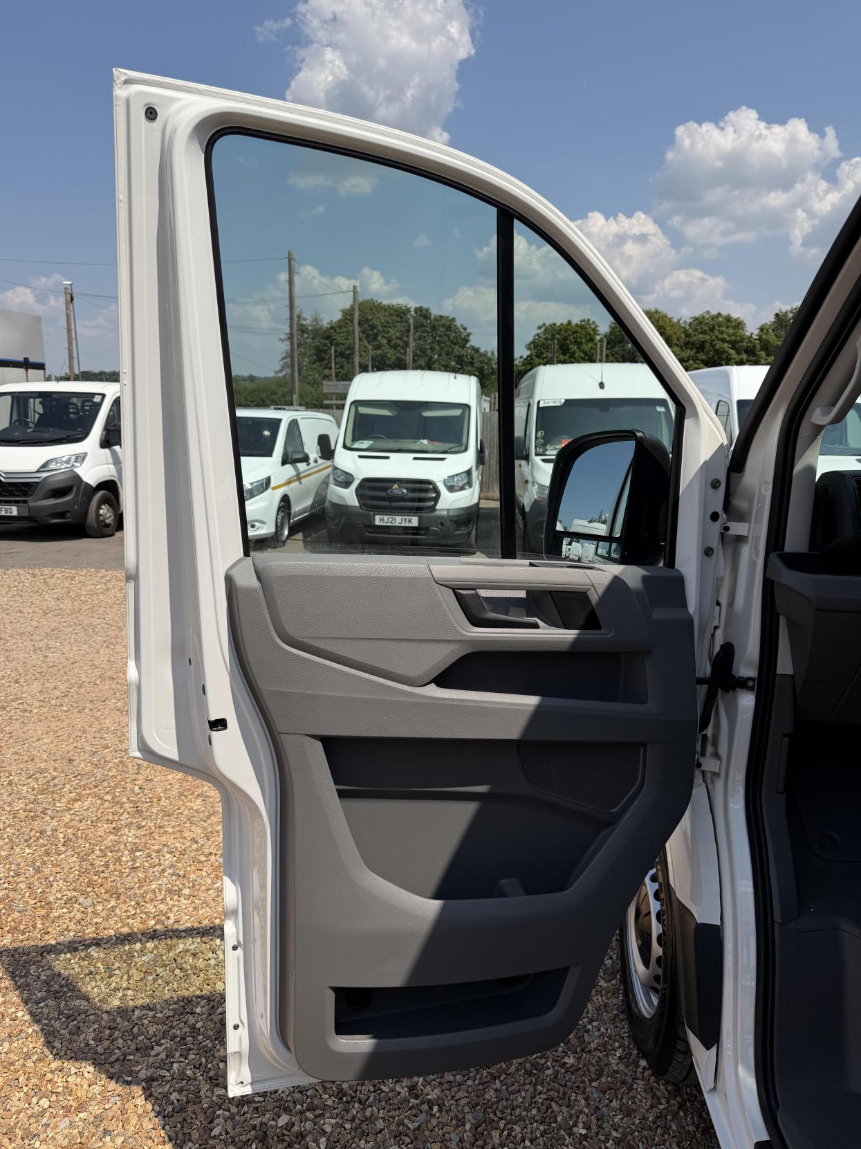 2021 Volkswagen Crafter 2.0 TDI CR35 Trendline Maxi Panel Van 5dr Diesel Automatic FWD XLWB High Roof Euro 6 (s/s) (140 ps) - Thumbnail 19