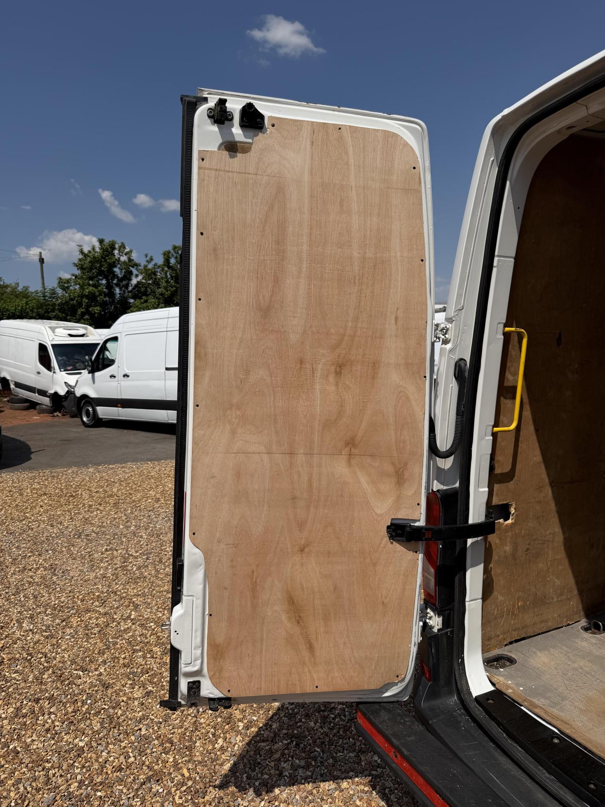 2021 Volkswagen Crafter 2.0 TDI CR35 Trendline Maxi Panel Van 5dr Diesel Automatic FWD XLWB High Roof Euro 6 (s/s) (140 ps) - Thumbnail 27