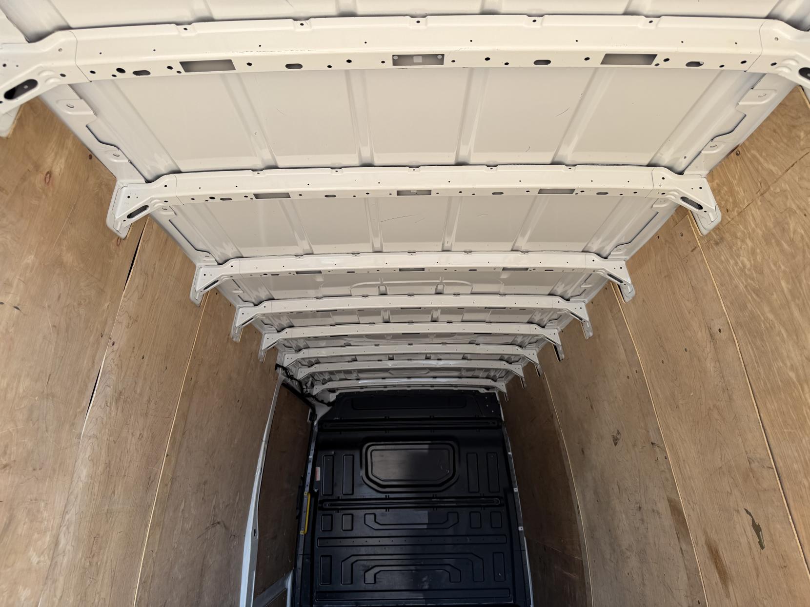 2021 Volkswagen Crafter 2.0 TDI CR35 Trendline Maxi Panel Van 5dr Diesel Automatic FWD XLWB High Roof Euro 6 (s/s) (140 ps) - Thumbnail 32