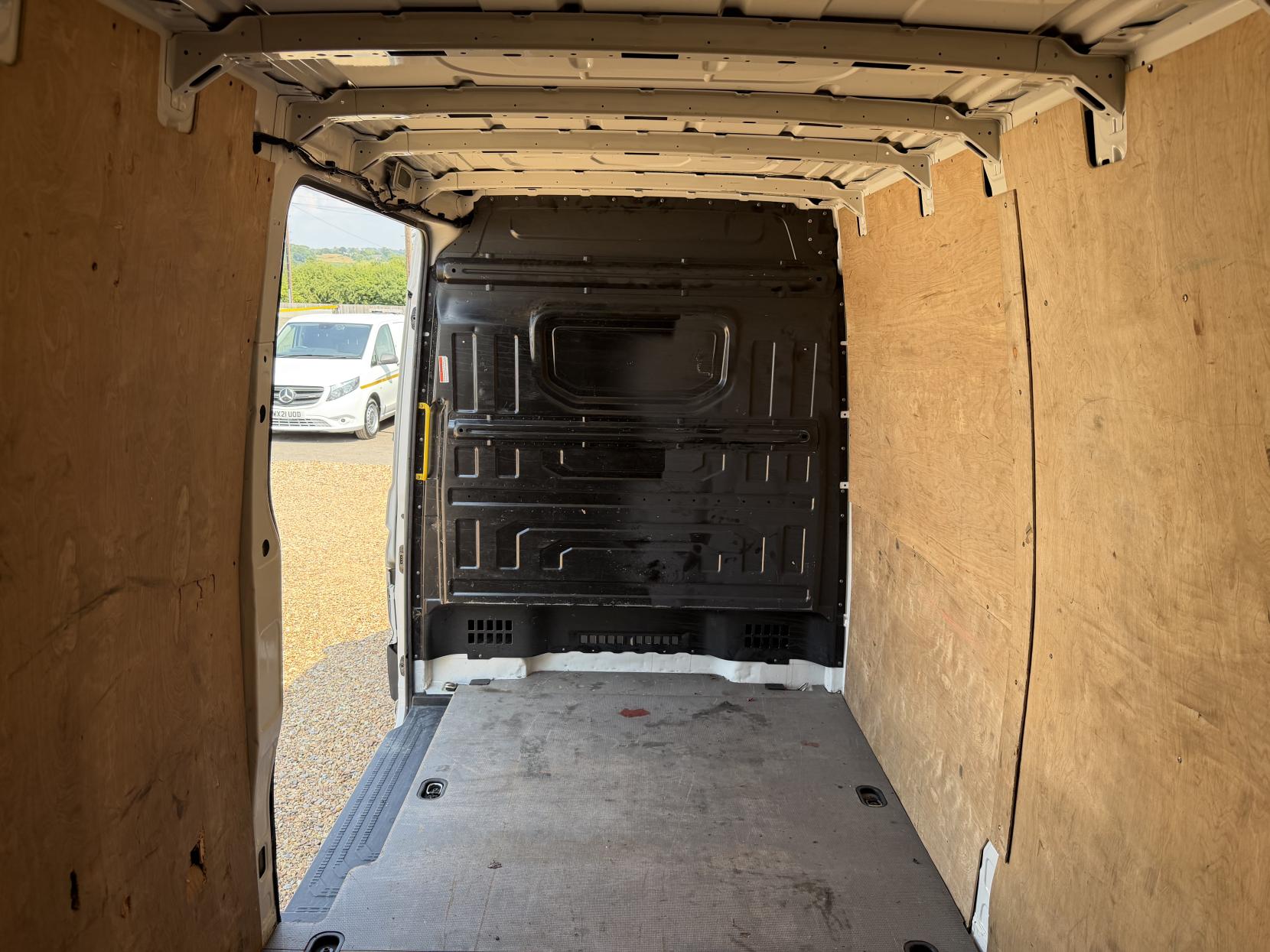 2021 Volkswagen Crafter 2.0 TDI CR35 Trendline Maxi Panel Van 5dr Diesel Automatic FWD XLWB High Roof Euro 6 (s/s) (140 ps) - Thumbnail 23