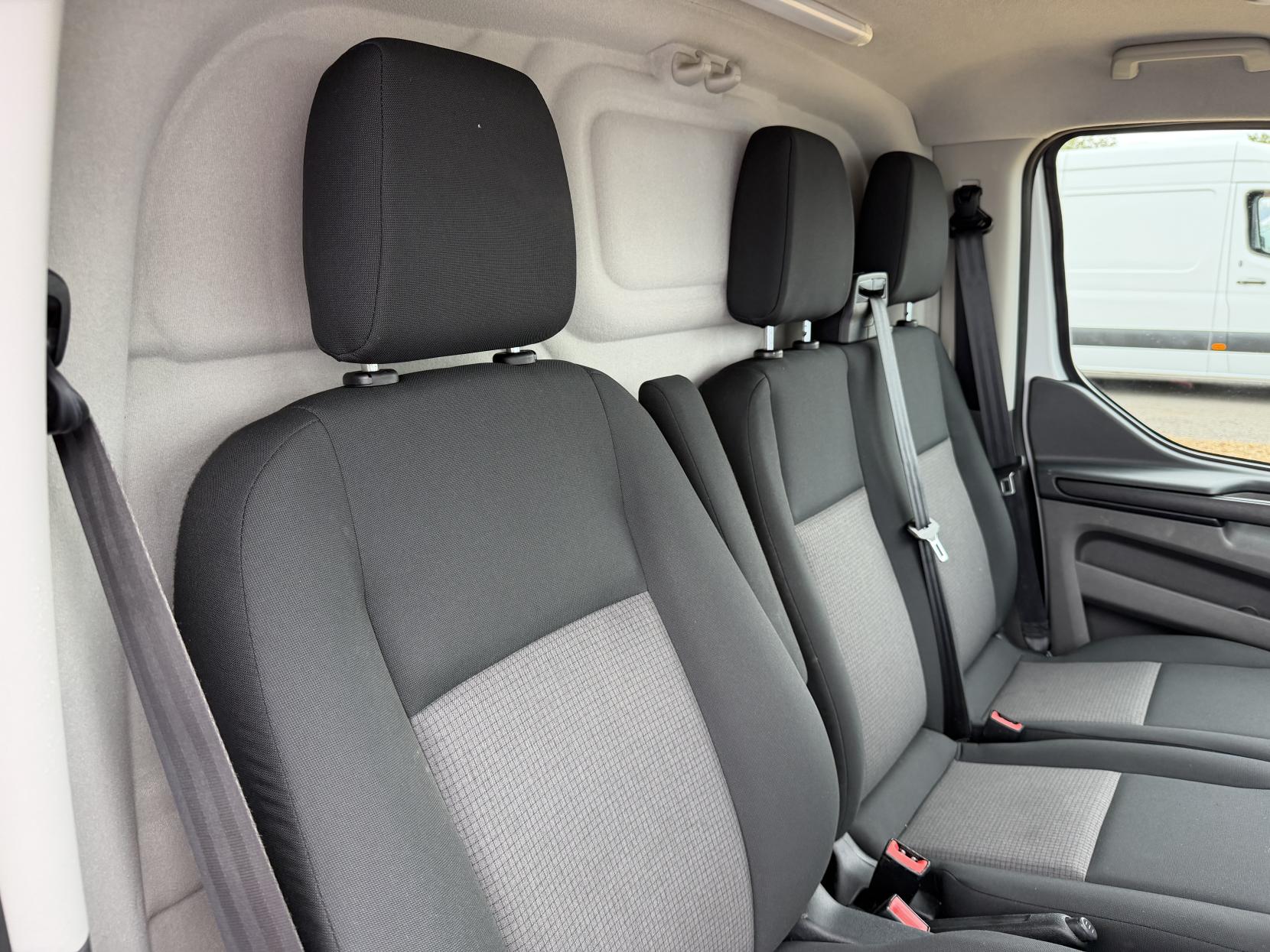 2019 Ford Transit Custom 2.0 320 EcoBlue Panel Van 5dr Diesel Manual L2 H2 Euro 6 (130 ps) - Thumbnail 15