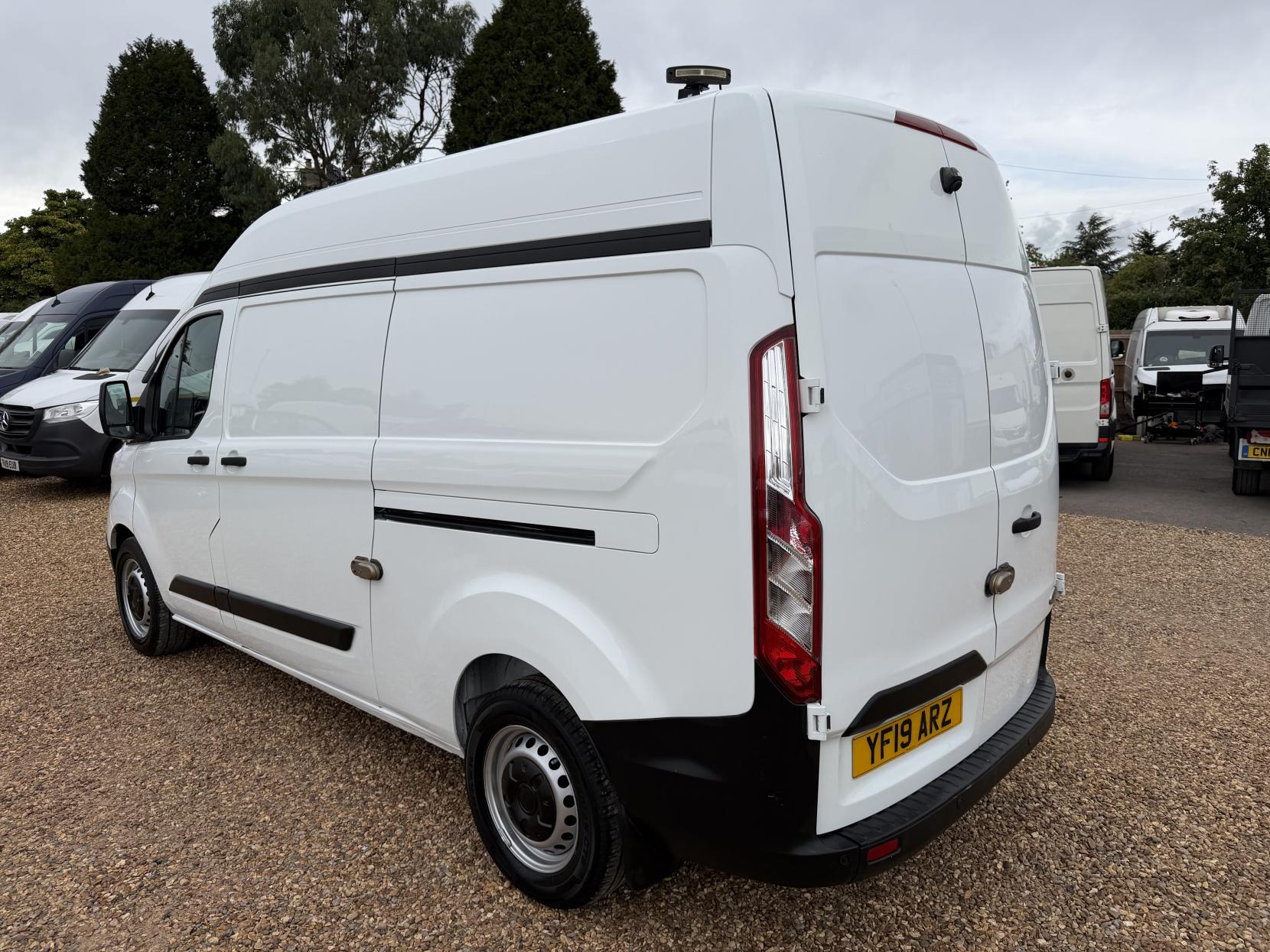 2019 Ford Transit Custom 2.0 320 EcoBlue Panel Van 5dr Diesel Manual L2 H2 Euro 6 (130 ps) - Thumbnail 9