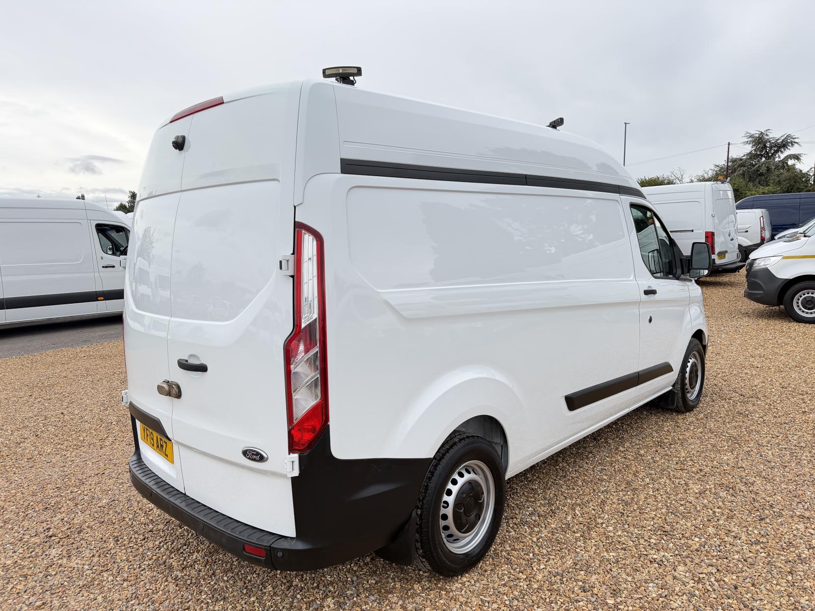 2019 Ford Transit Custom 2.0 320 EcoBlue Panel Van 5dr Diesel Manual L2 H2 Euro 6 (130 ps) - Thumbnail 11