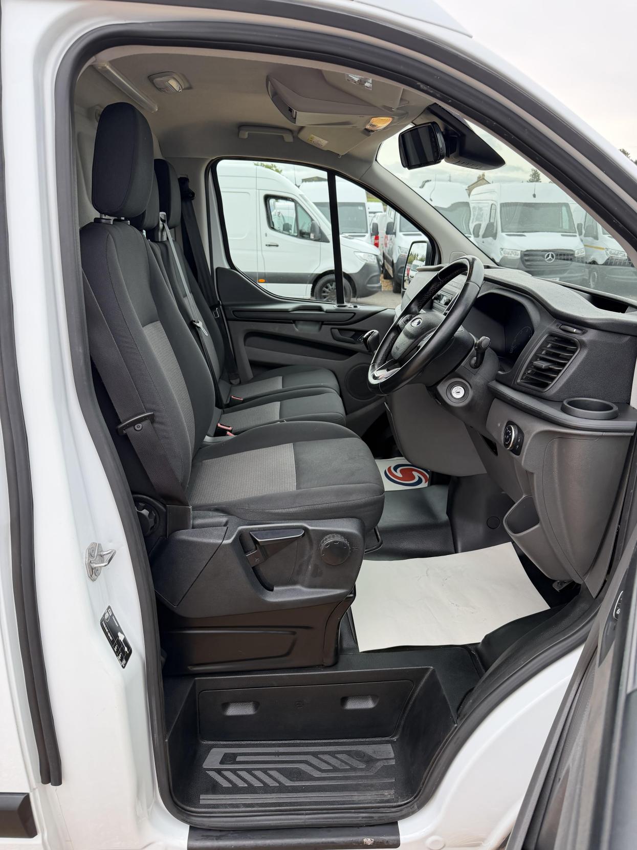 2019 Ford Transit Custom 2.0 320 EcoBlue Panel Van 5dr Diesel Manual L2 H2 Euro 6 (130 ps) - Thumbnail 14