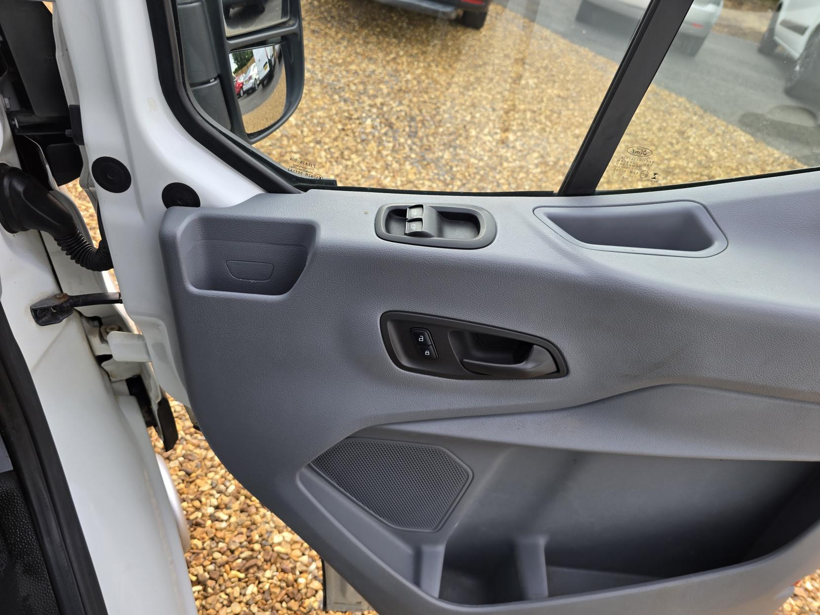 Ford Transit 2.2 TDCi 350 1-Way Double Tipper Double Cab 4dr Diesel Manual RWD L3 Euro 5 (1-Way, 1-Stop) (125 ps)