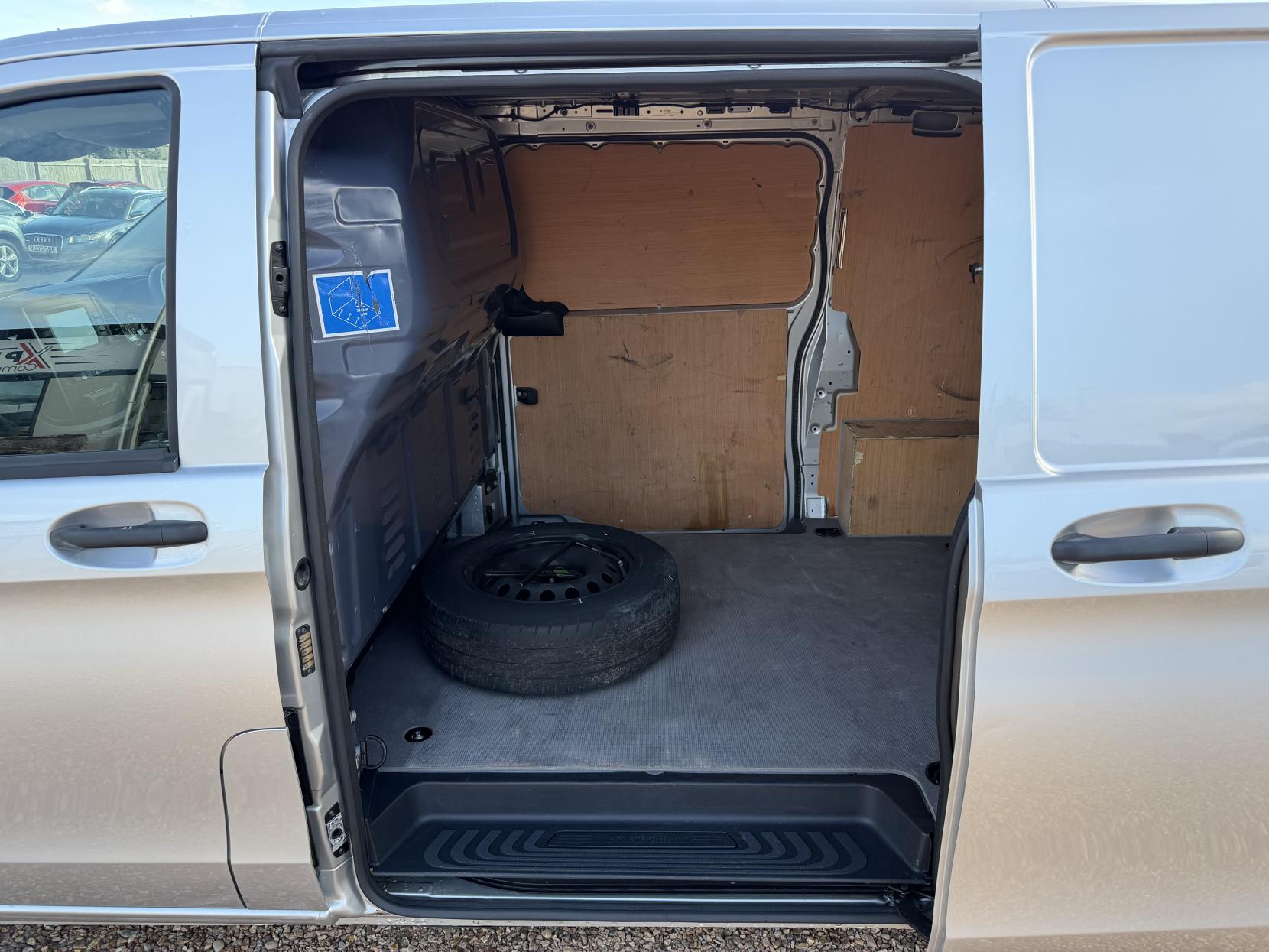 2022 Mercedes-Benz Vito 2.0 114 CDI Progressive Panel Van 5dr Diesel G-Tronic RWD L2 Euro 6 (s/s) (LWB) (136 ps) - Thumbnail 30