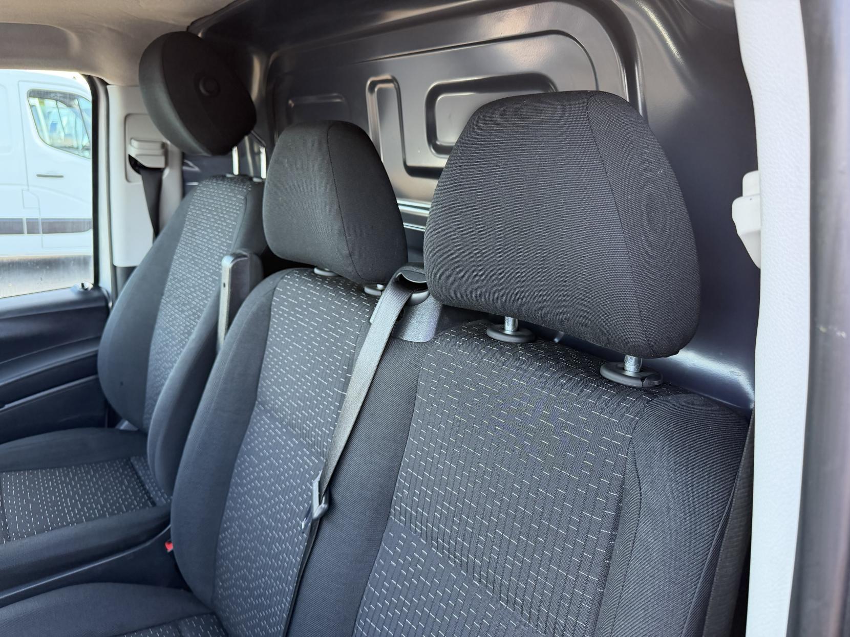 2022 Mercedes-Benz Vito 2.0 114 CDI Progressive Panel Van 5dr Diesel G-Tronic RWD L2 Euro 6 (s/s) (LWB) (136 ps) - Thumbnail 21