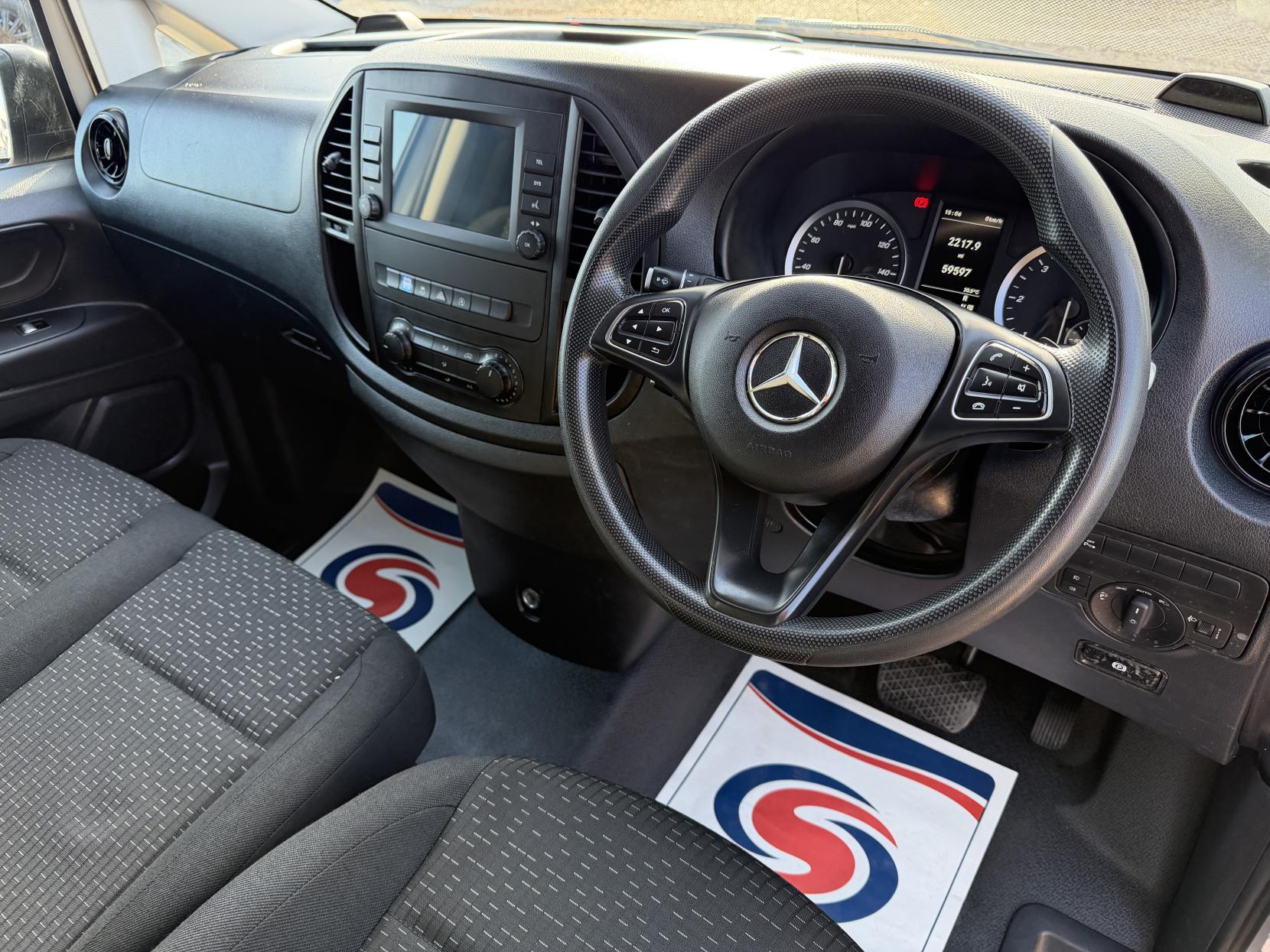 2022 Mercedes-Benz Vito 2.0 114 CDI Progressive Panel Van 5dr Diesel G-Tronic RWD L2 Euro 6 (s/s) (LWB) (136 ps) - Thumbnail 2