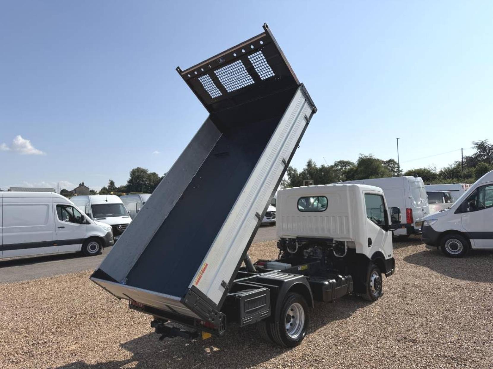 2017 Nissan NT400 Cabstar 3.0 dCi 35.13 Tipper 2dr Diesel Manual L1 Euro 6 (130 ps) - Thumbnail 11