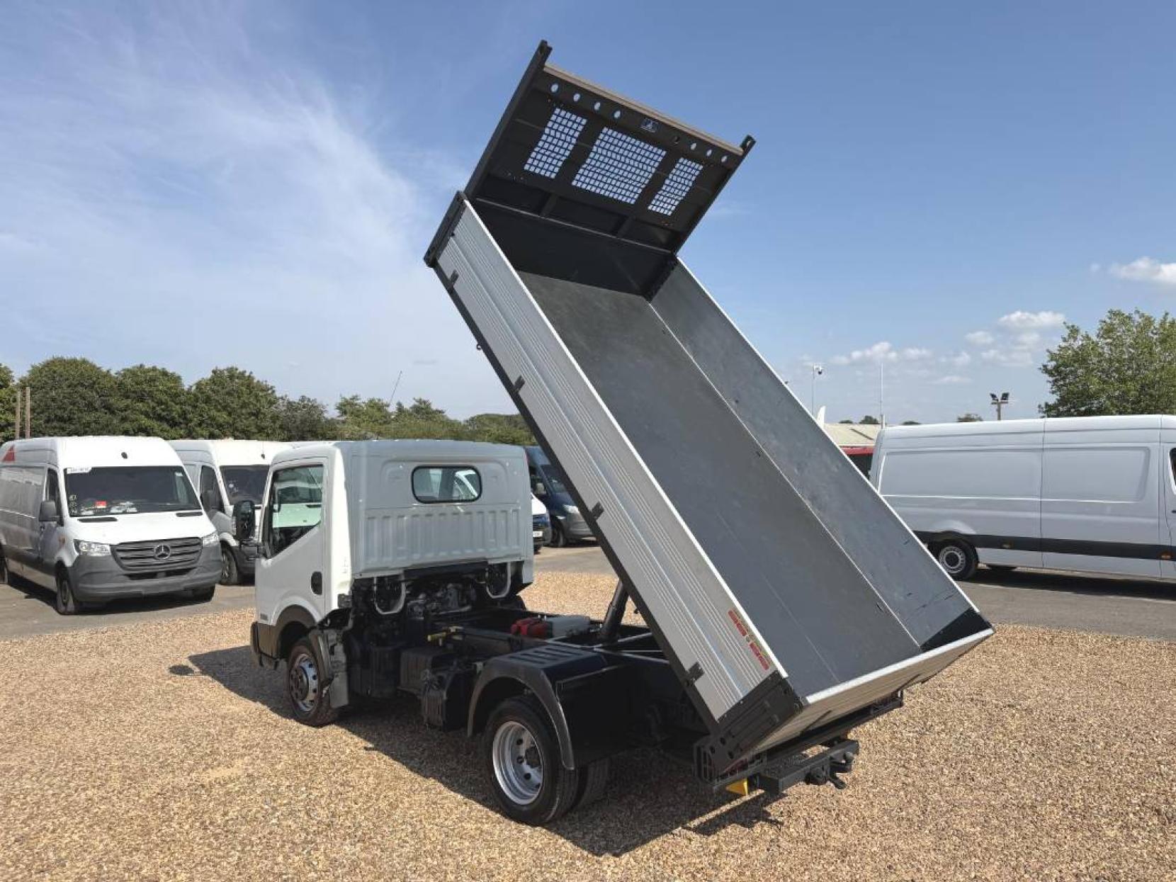2017 Nissan NT400 Cabstar 3.0 dCi 35.13 Tipper 2dr Diesel Manual L1 Euro 6 (130 ps) - Thumbnail 9