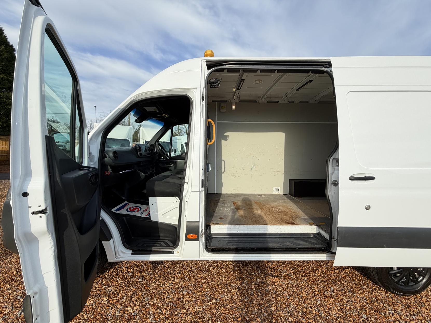 Mercedes-Benz Sprinter 2.1 316 CDI Panel Van 5dr Diesel G-Tronic+ RWD L2 H2 Euro 6 (s/s) (163 ps)