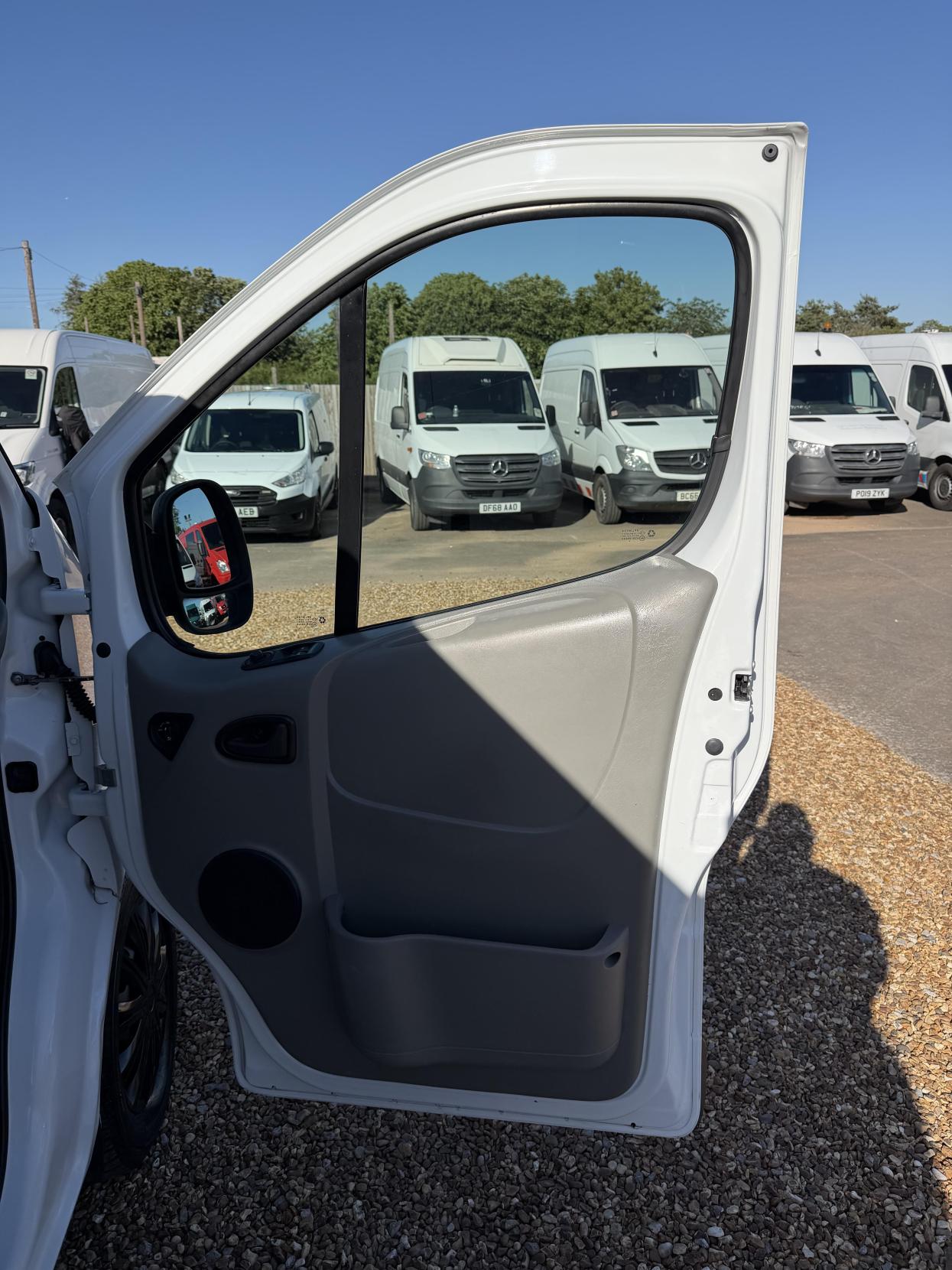 2014 Vauxhall Vivaro 2.0 CDTi ecoFLEX Panel Van 4dr Diesel Manual FWD L3 (180 g/km, 113 bhp) - Thumbnail 13