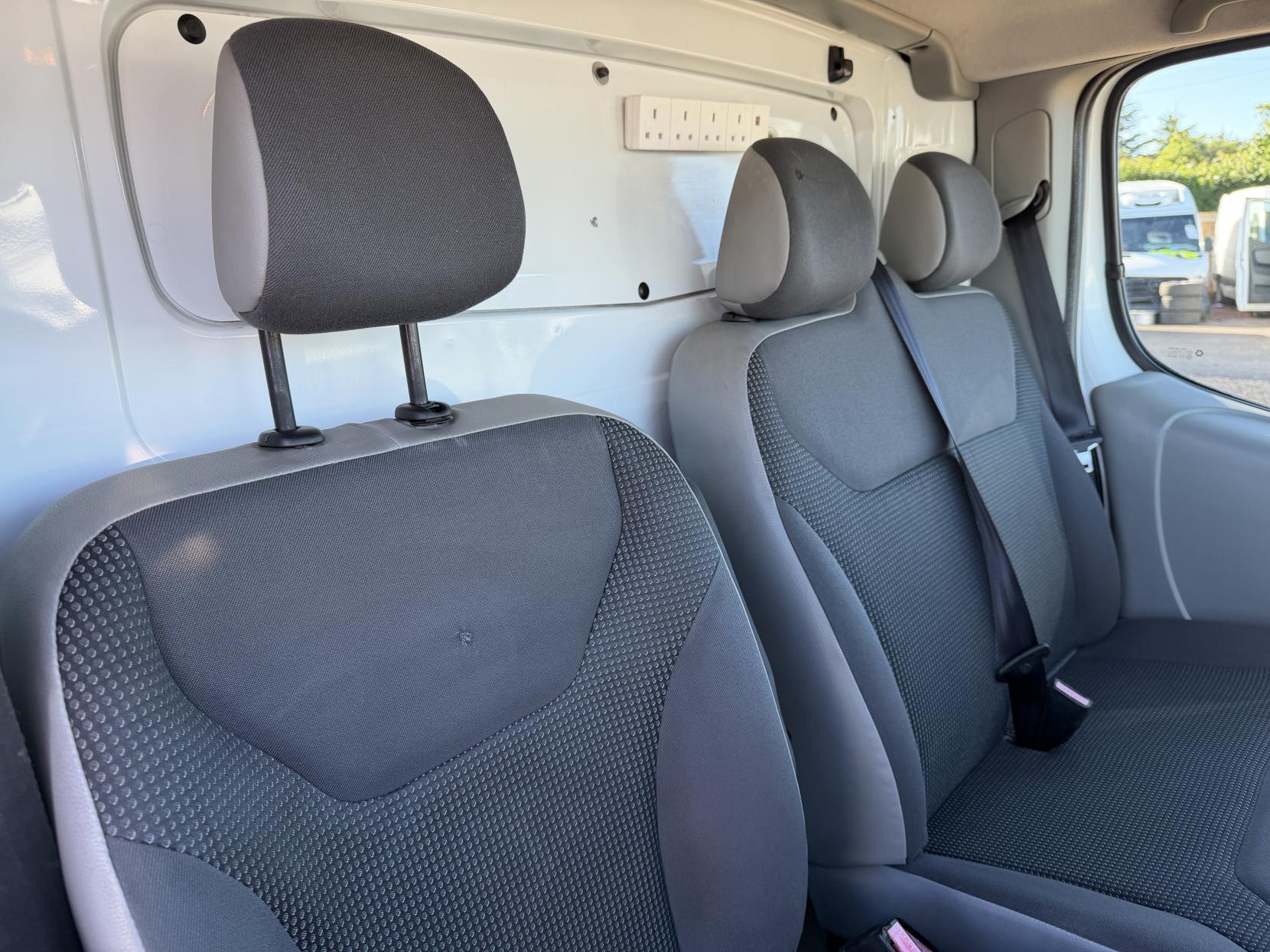 2014 Vauxhall Vivaro 2.0 CDTi ecoFLEX Panel Van 4dr Diesel Manual FWD L3 (180 g/km, 113 bhp) - Thumbnail 15