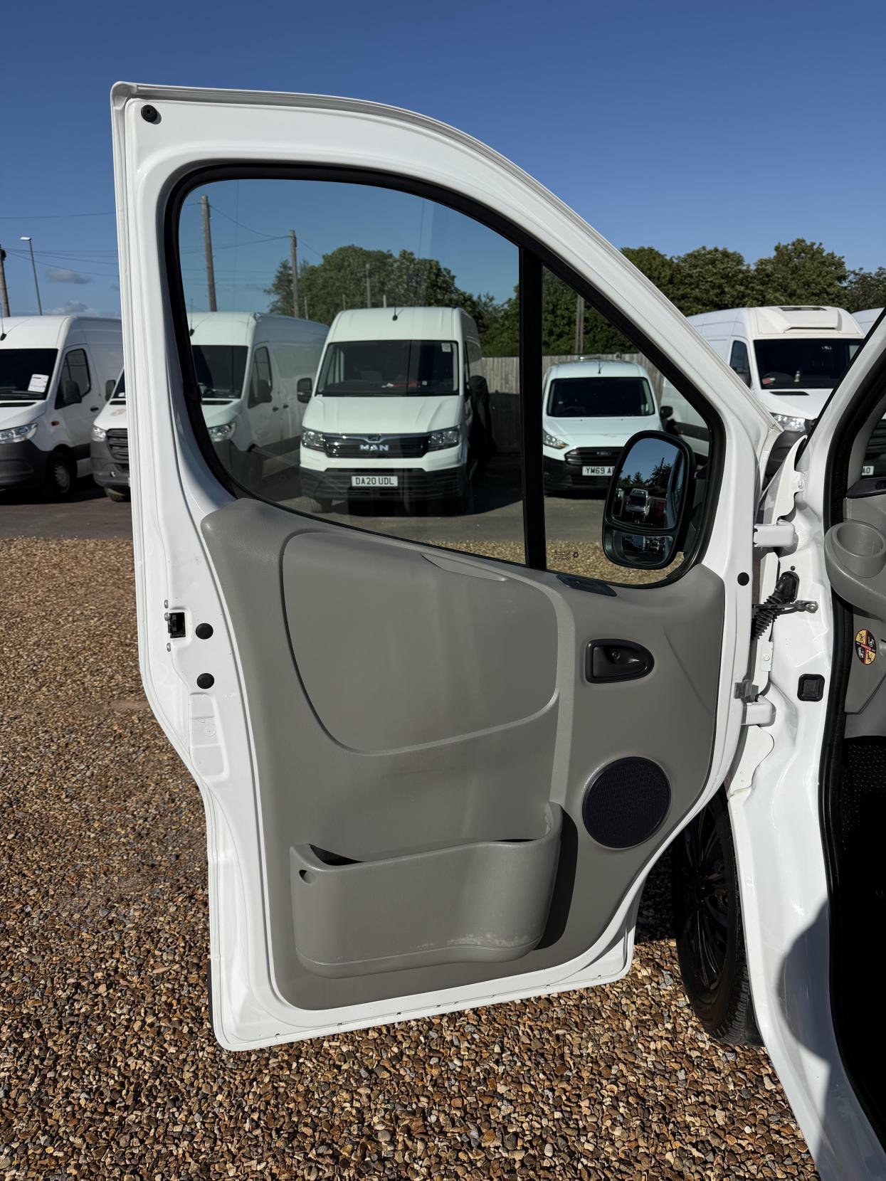 2014 Vauxhall Vivaro 2.0 CDTi ecoFLEX Panel Van 4dr Diesel Manual FWD L3 (180 g/km, 113 bhp) - Thumbnail 14