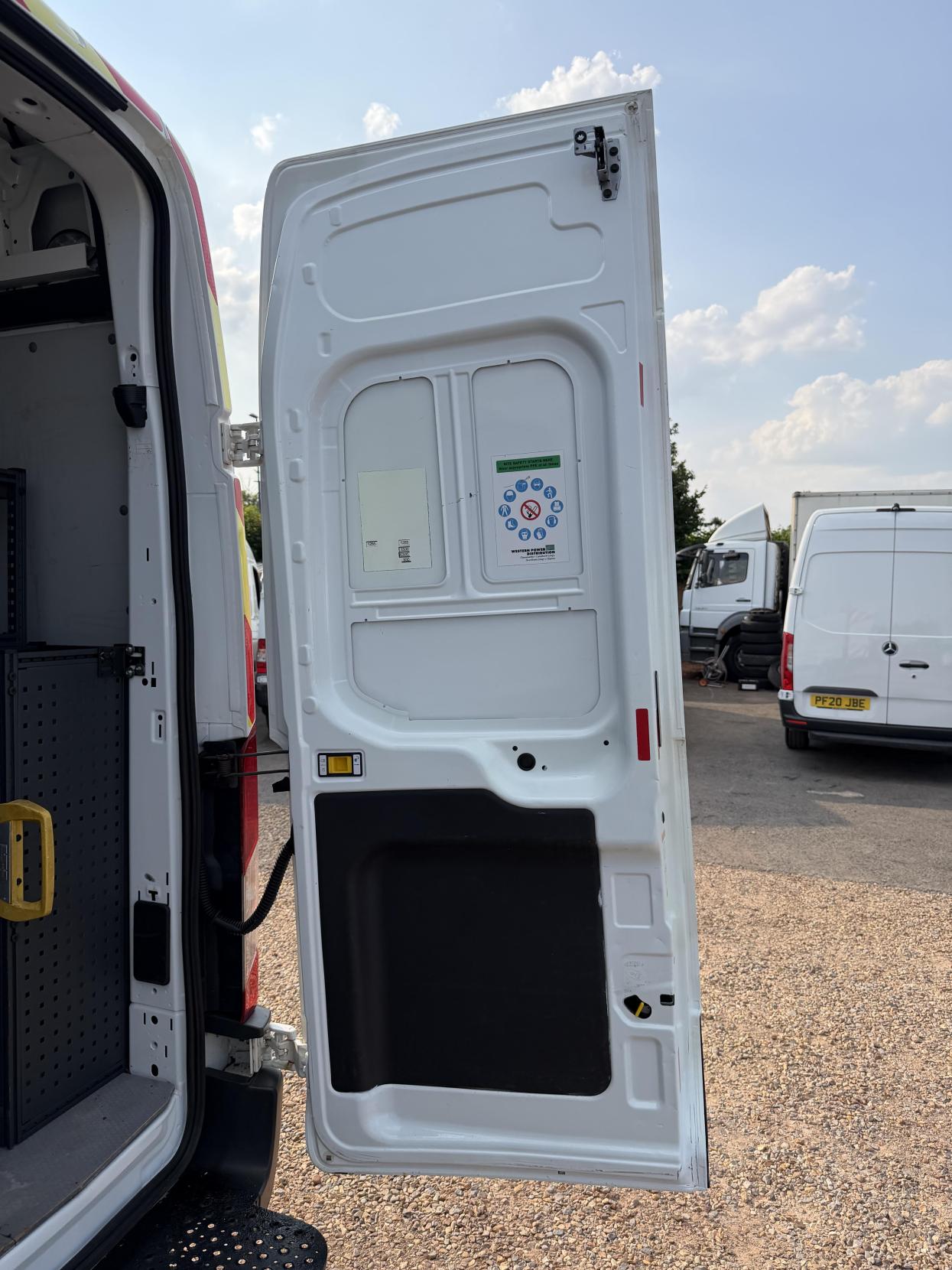 2016 Ford Transit 2.2 TDCi 350 Panel Van 5dr Diesel Manual RWD L2 H3 Euro 5 (155 ps) - Thumbnail 38