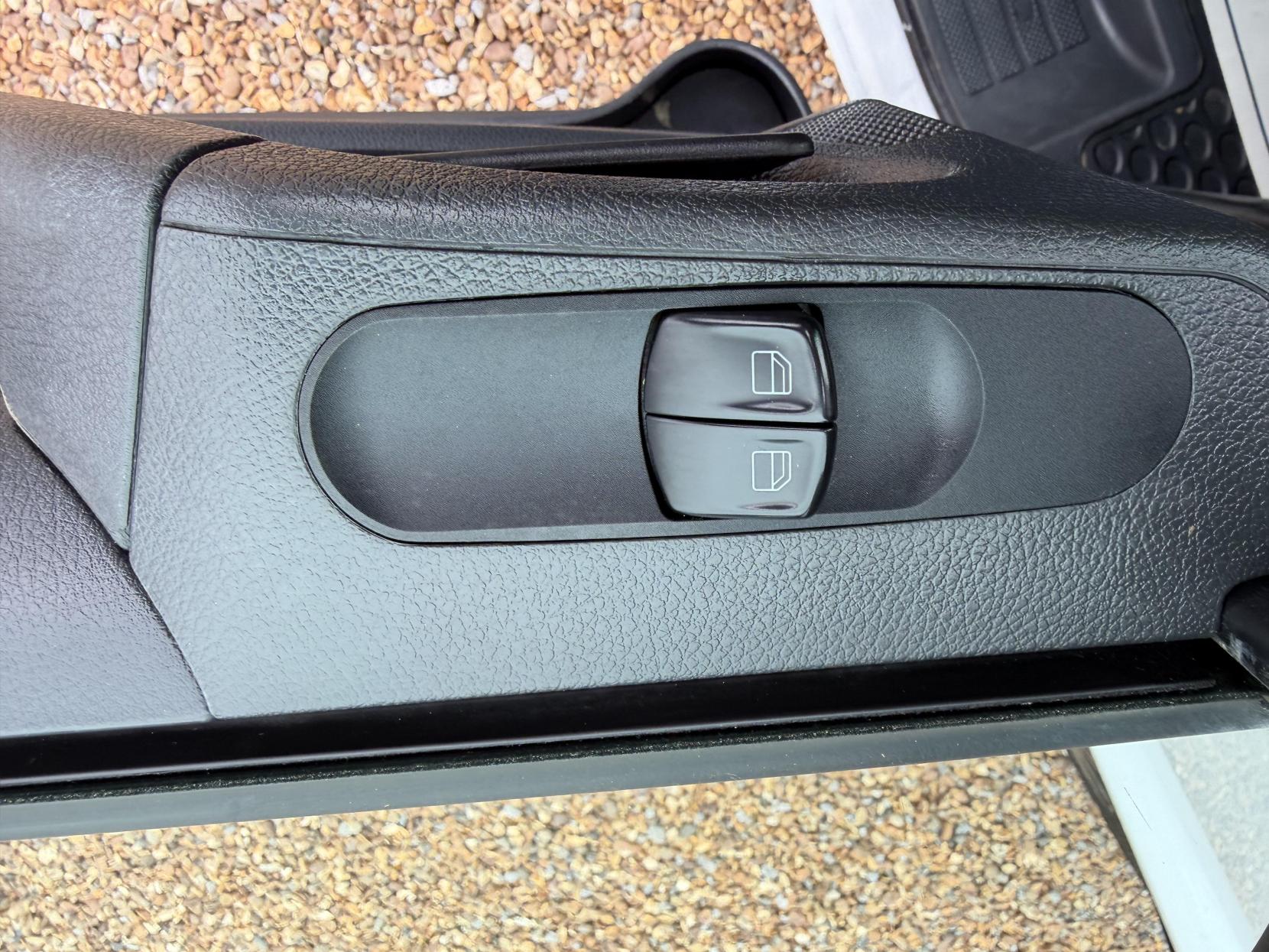 Mercedes-Benz Vito 2.1 113 CDi Dualiner Minibus 5dr Diesel Manual L1 (198 g/km, 136 bhp)