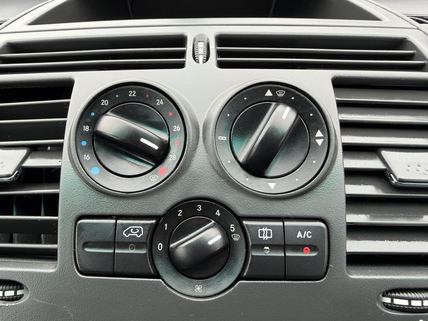 Mercedes-Benz Vito 2.1 113 CDi Dualiner Minibus 5dr Diesel Manual L1 (198 g/km, 136 bhp)