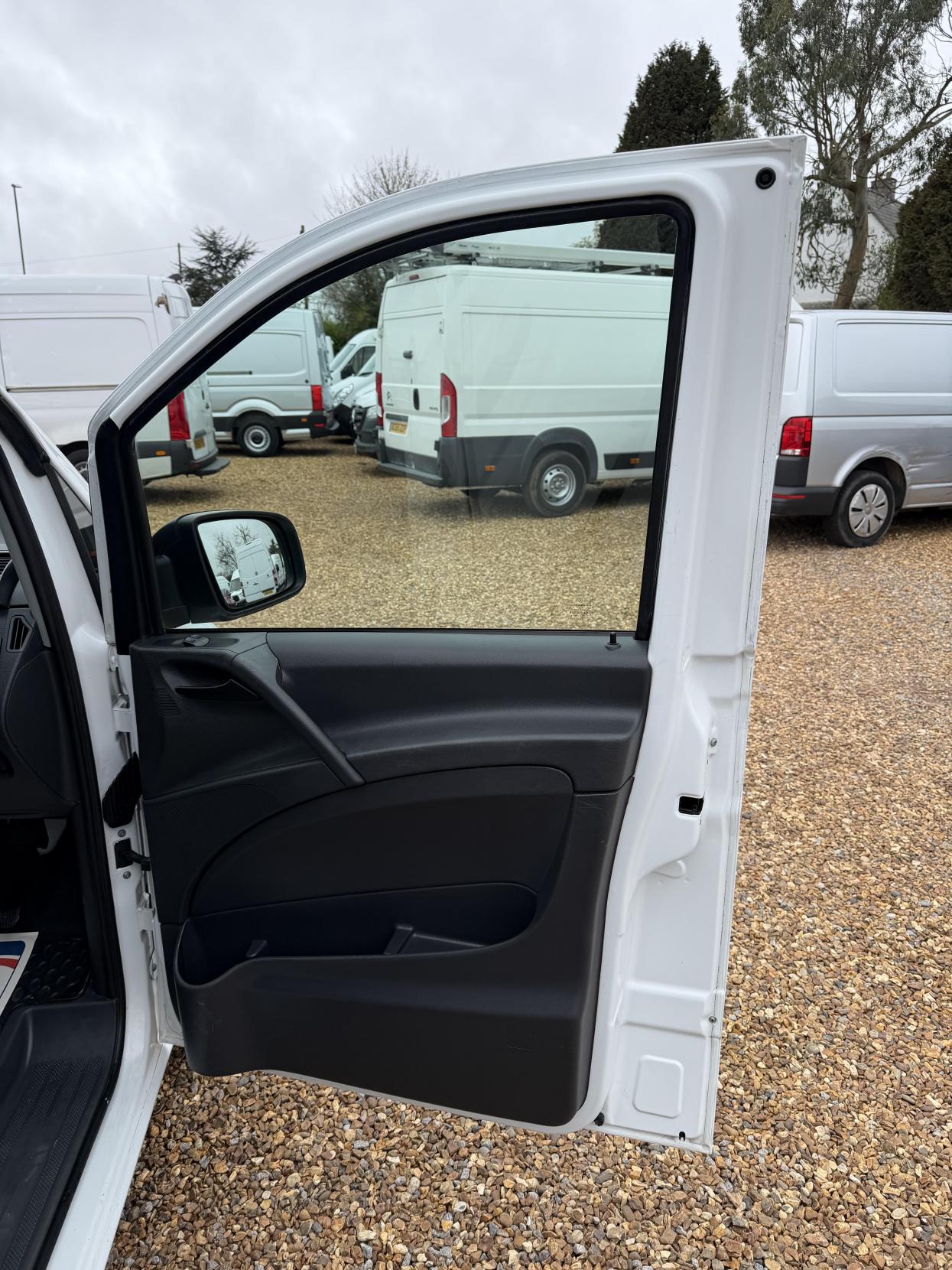 Mercedes-Benz Vito 2.1 113 CDi Dualiner Minibus 5dr Diesel Manual L1 (198 g/km, 136 bhp)