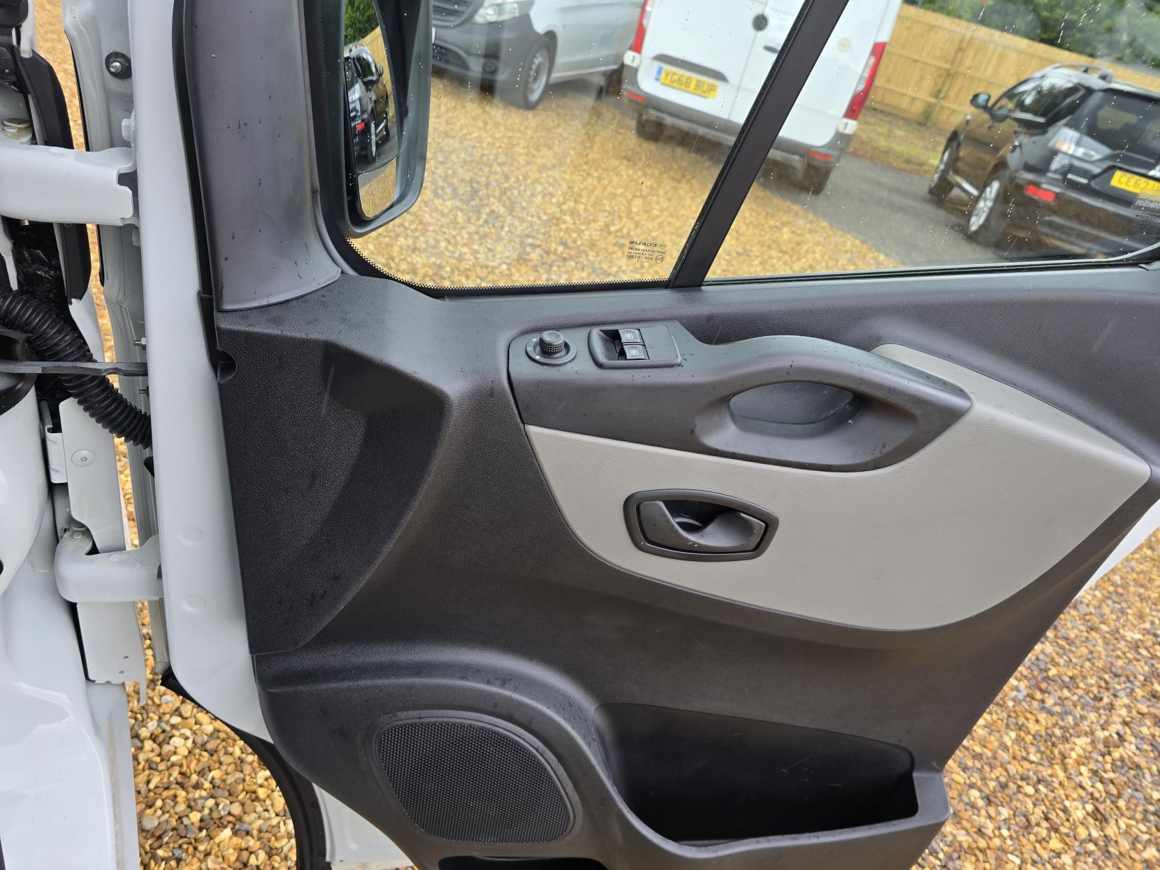 Renault Trafic 1.6 dCi 29 Business Panel Van 5dr Diesel Manual LWB Standard Roof Euro 6 (120 ps)