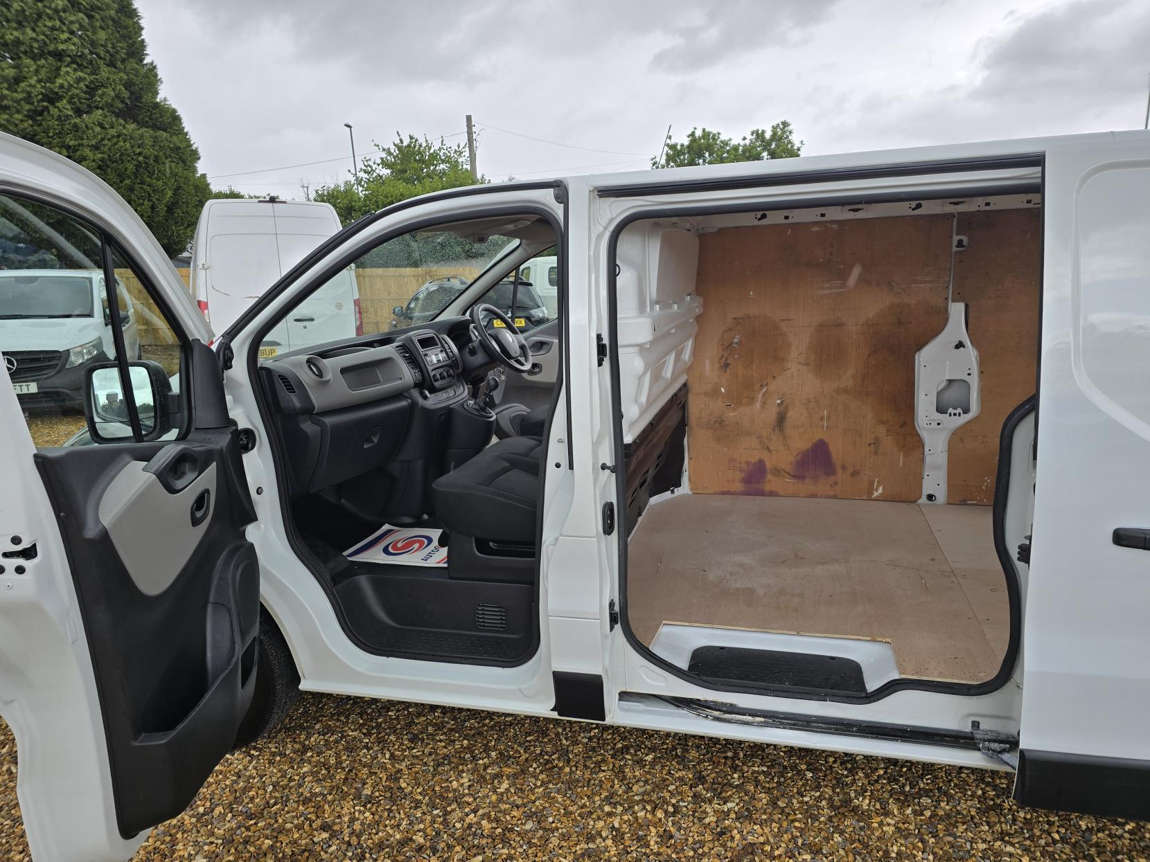 Renault Trafic 1.6 dCi 29 Business Panel Van 5dr Diesel Manual LWB Standard Roof Euro 6 (120 ps)