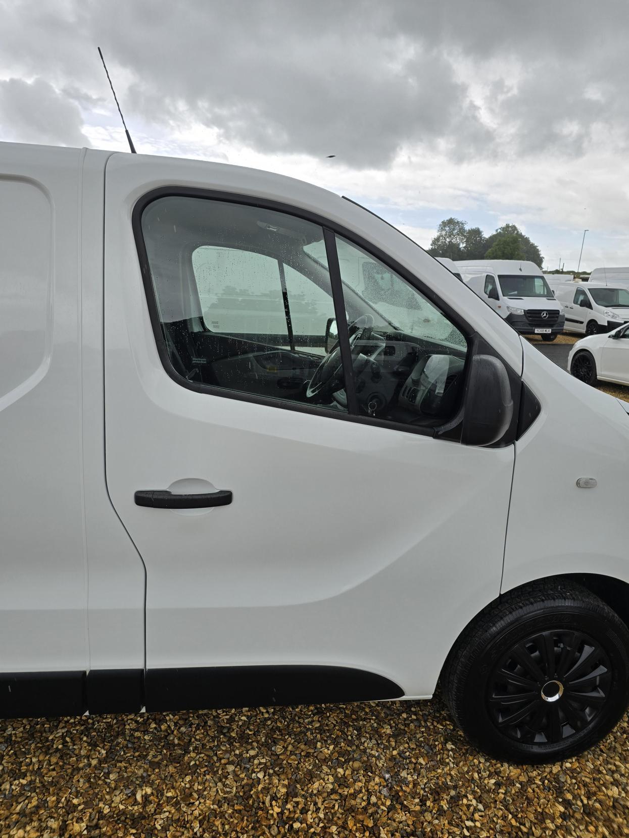 Renault Trafic 1.6 dCi 29 Business Panel Van 5dr Diesel Manual LWB Standard Roof Euro 6 (120 ps)