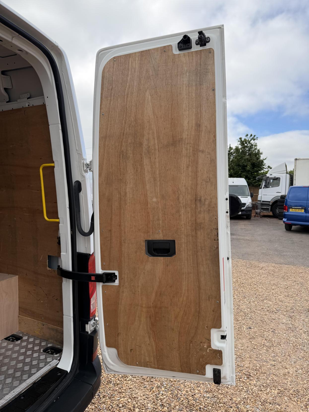 2022 Volkswagen Crafter 2.0 TDI CR35 Trendline Panel Van 5dr Diesel Manual FWD MWB Euro 6 (s/s) (140 ps) - Thumbnail 33