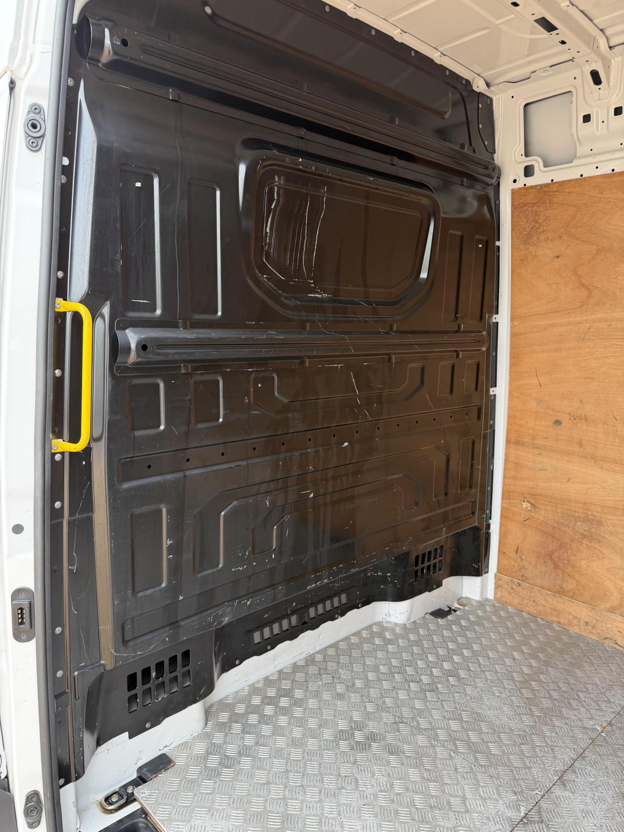 2022 Volkswagen Crafter 2.0 TDI CR35 Trendline Panel Van 5dr Diesel Manual FWD MWB Euro 6 (s/s) (140 ps) - Thumbnail 19