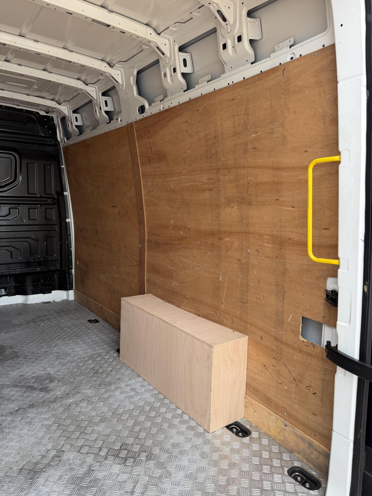 2022 Volkswagen Crafter 2.0 TDI CR35 Trendline Panel Van 5dr Diesel Manual FWD MWB Euro 6 (s/s) (140 ps) - Thumbnail 28